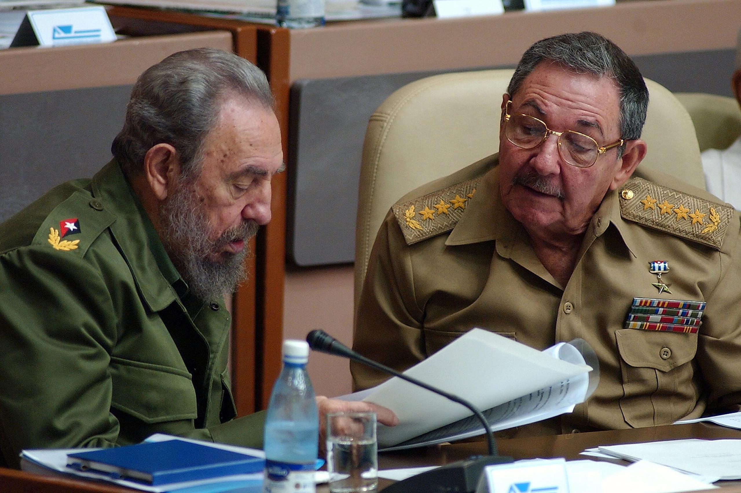 Los hermanos Fidel y Raúl Castro conversando el 31 de julio de 2006 durante las sesiones de la Asamblea Nacional del Poder Popular en el Palacio de Convenciones de La Habana.