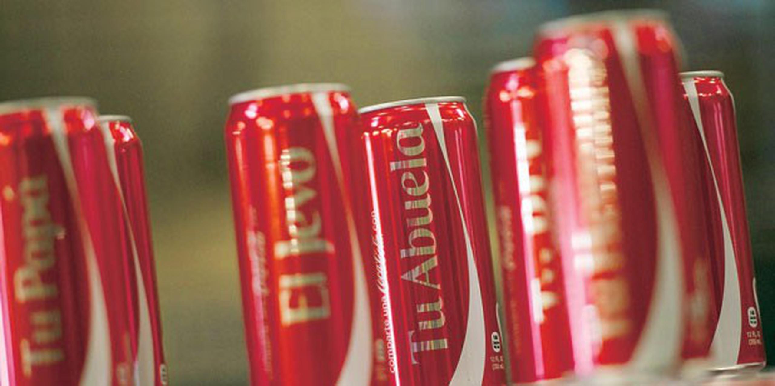Como parte de su campaña el año pasado de vender latas y botellas con nombres, Coca Cola dijo que distribuyó un millón de minilatas. (Archivo)