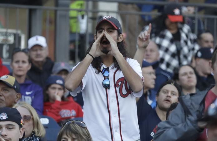 Un fanáticos le lanza a gritos repudios a los Astros de Houston.