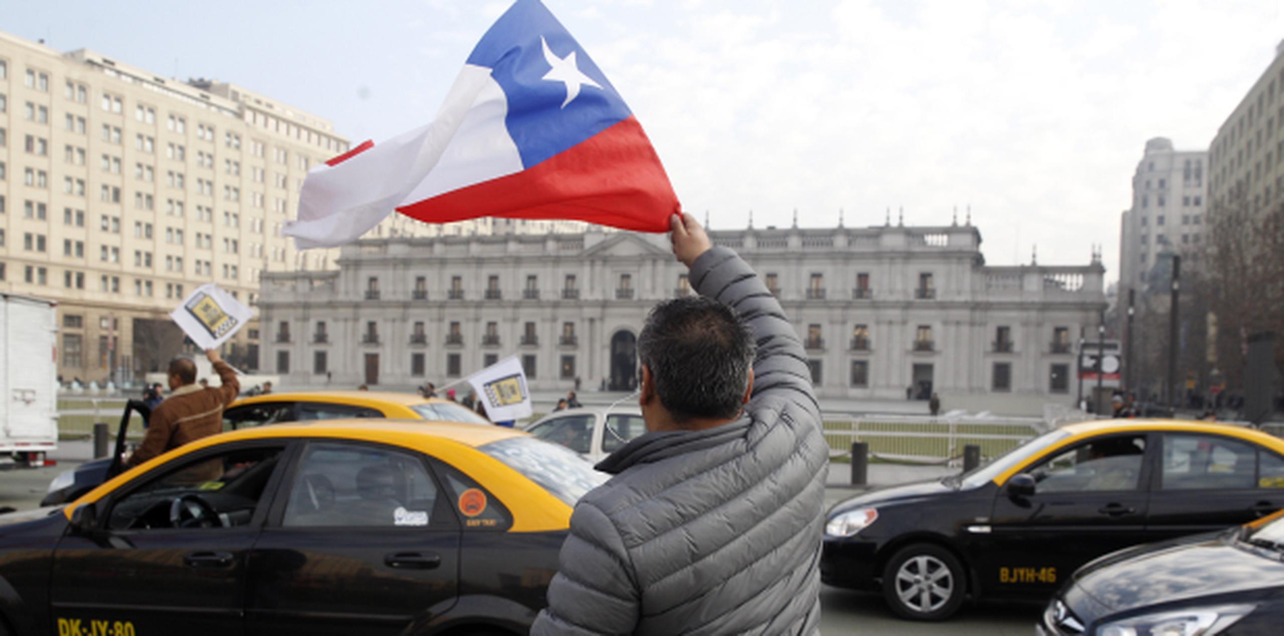 Un grupo de taxistas protesta frente al palacio de La Moneda en Santiago de Chile, en contra de la aplicación Uber. (Agencia EFE)