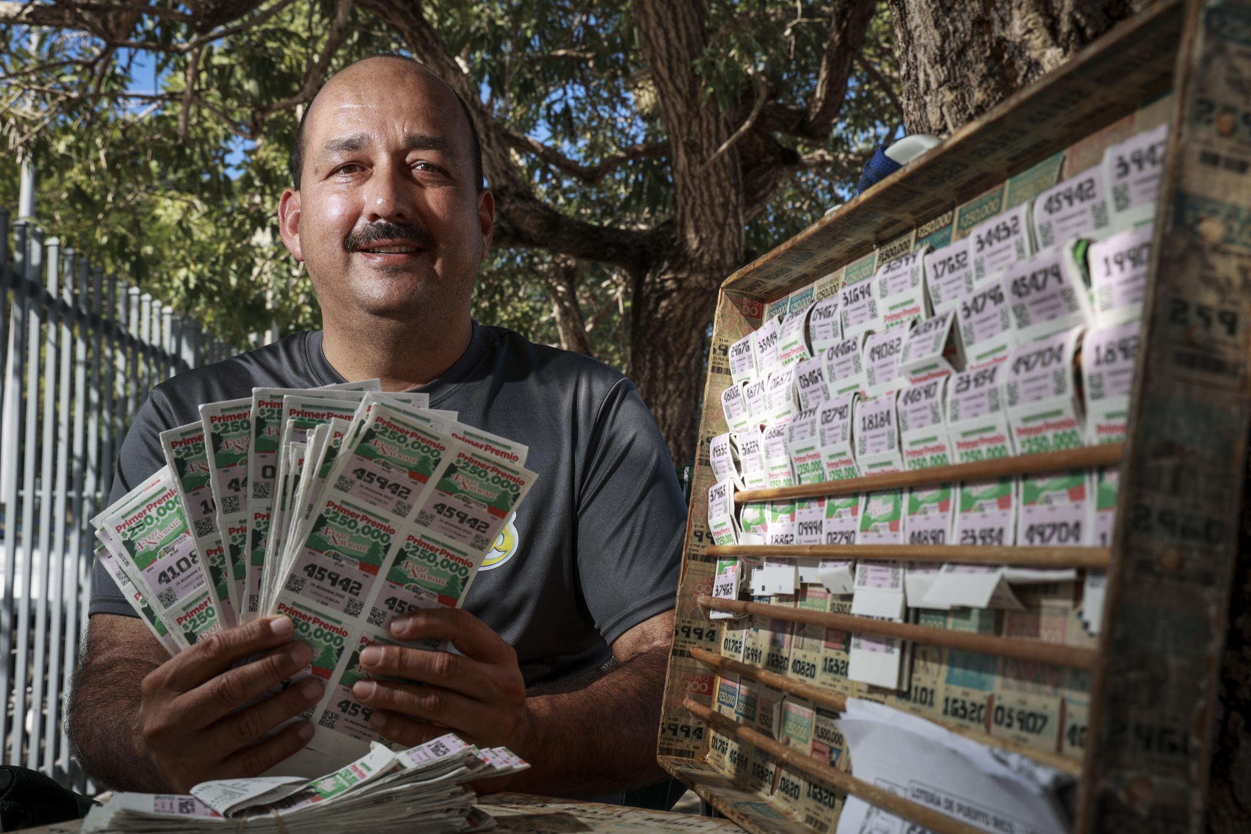 Robert Vega Rodríguez, billetero de Sabana Grande, asegura que ha vendido un mismo número varias veces, saliendo premiado en, al menos, dos ocasiones.