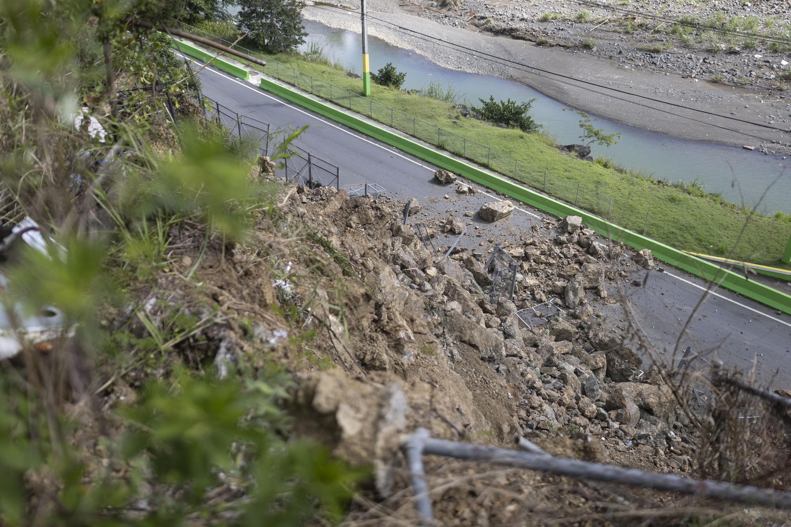 El derrumbe en la carretera PR-156, en Comerío, fue provocado por las fuertes lluvias del 9 de noviembre.