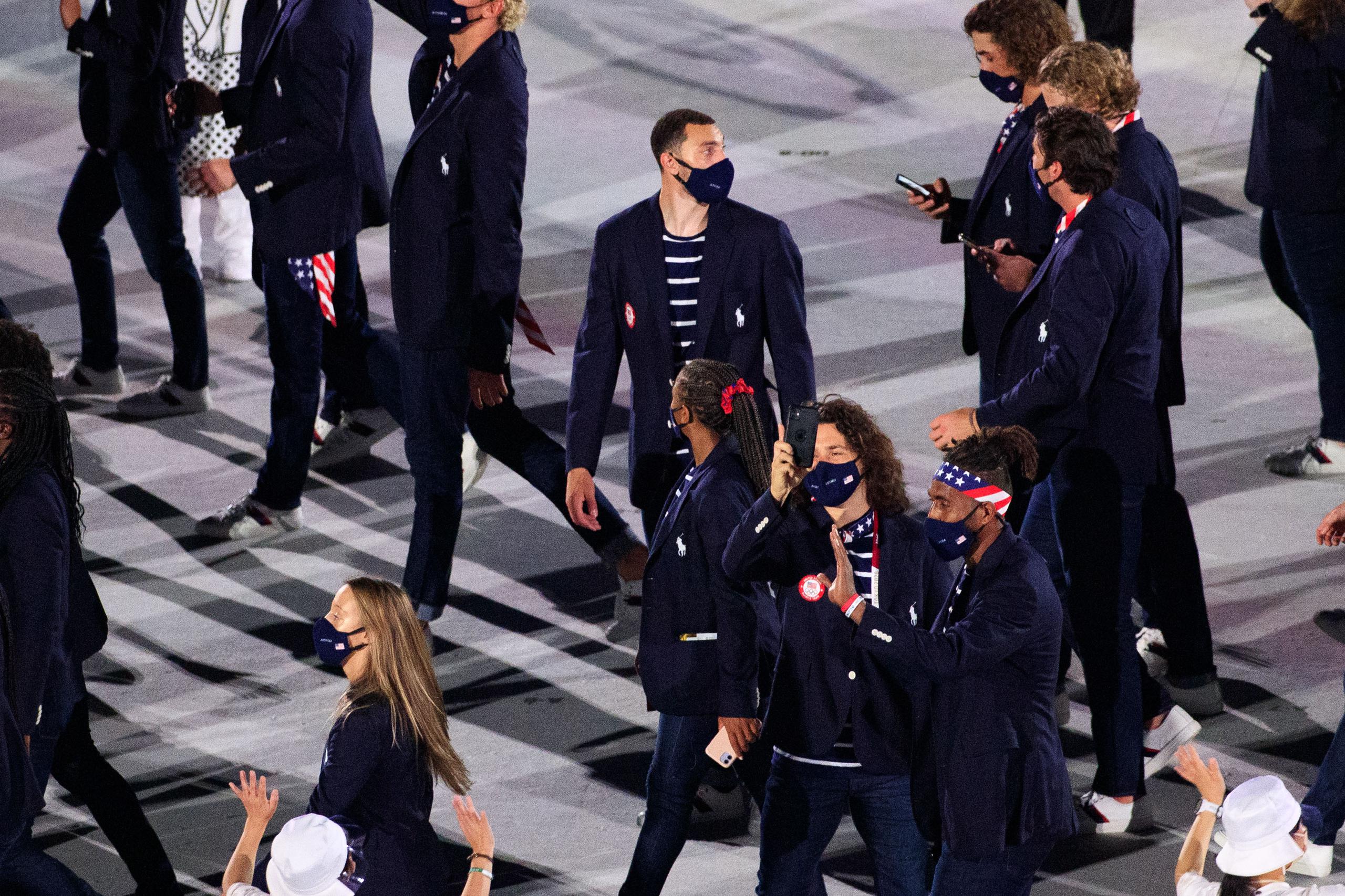 La delegación de Estados Unidos le jugó una broma al balonceslista Kevin Durant antes de comenzar el desfile.