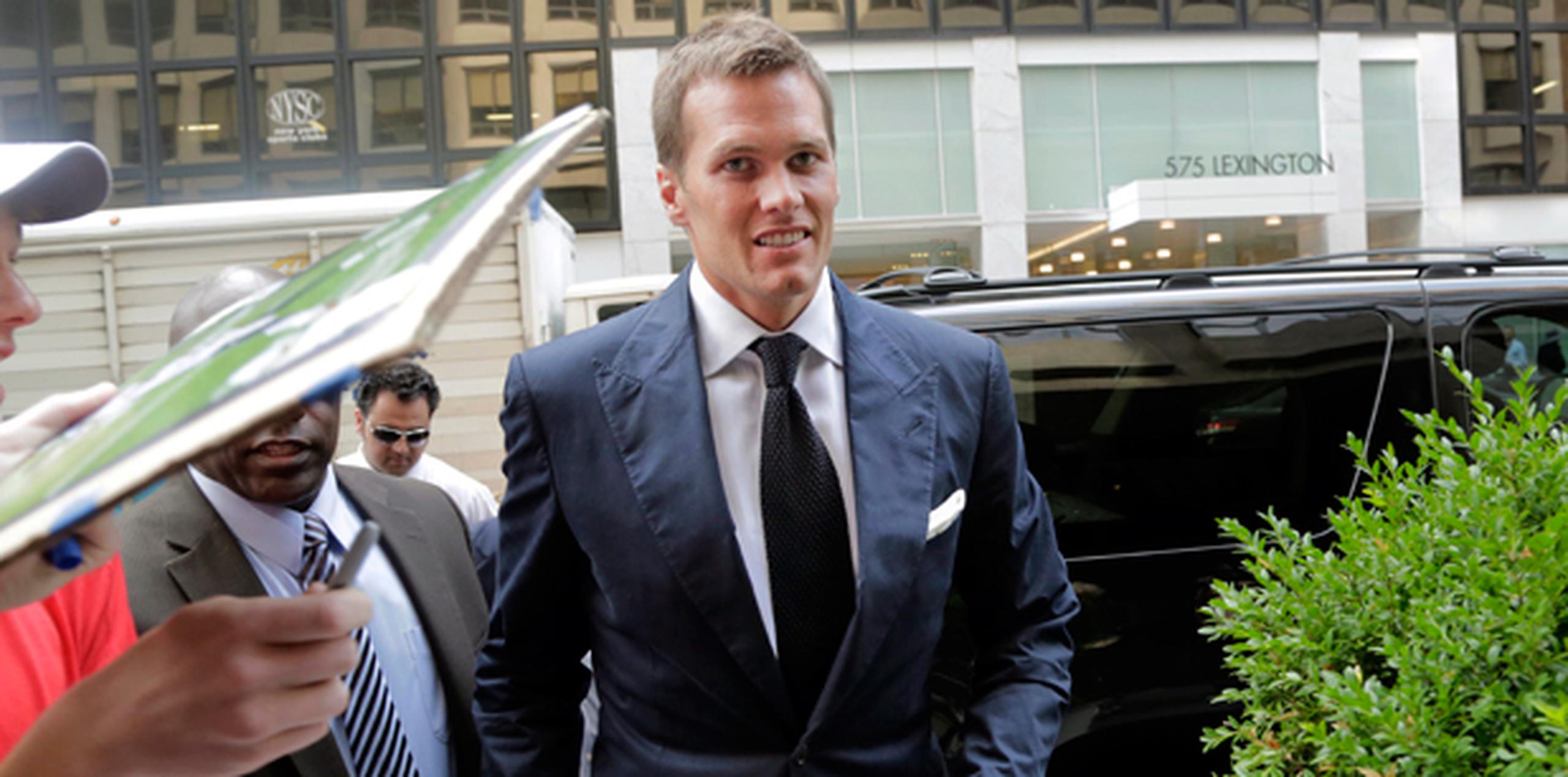 Brady fue suspendido cuatro encuentros y los Patriots deberán pagar una multa de un millón de dólares. (AP)