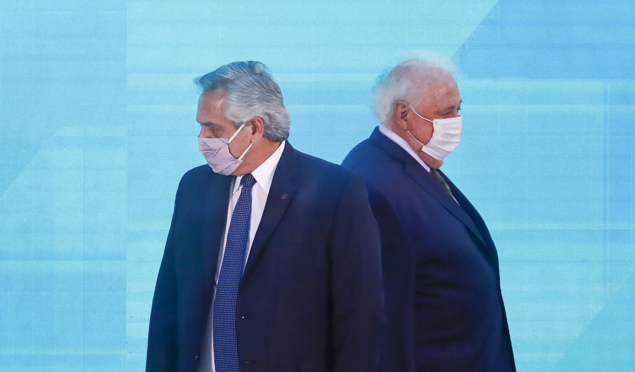 El presidente argentino Alberto Fernández (izq.) le pidió hoy la renuncia a su ministro de Salud, Ginés González García.
