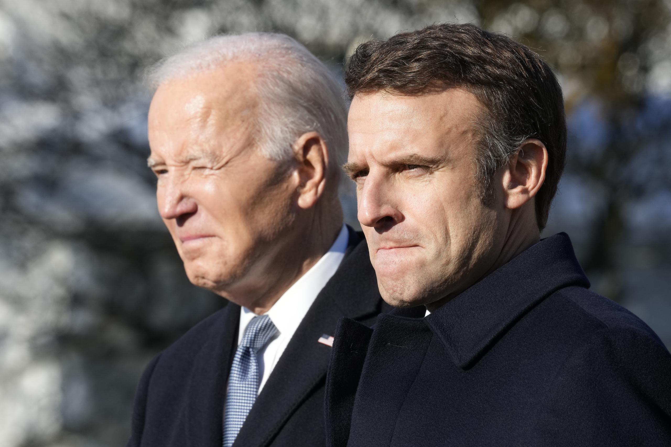 El presidente estadounidense Joe Biden y el presidente francés Emmanuel Macron en el jardín sur de la Casa Blanca en Washington, el jueves 1 de diciembre de 2022. (Foto AP/Alex Brandon)