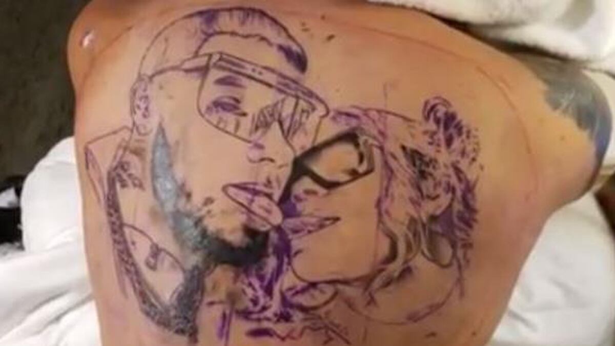 Anuel Se Hace Tremendo Tatuaje En La Espalda Con La Cara De Karol G Primera Hora Torta na cara parte 02 dermacamp 2018. anuel se hace tremendo tatuaje en la