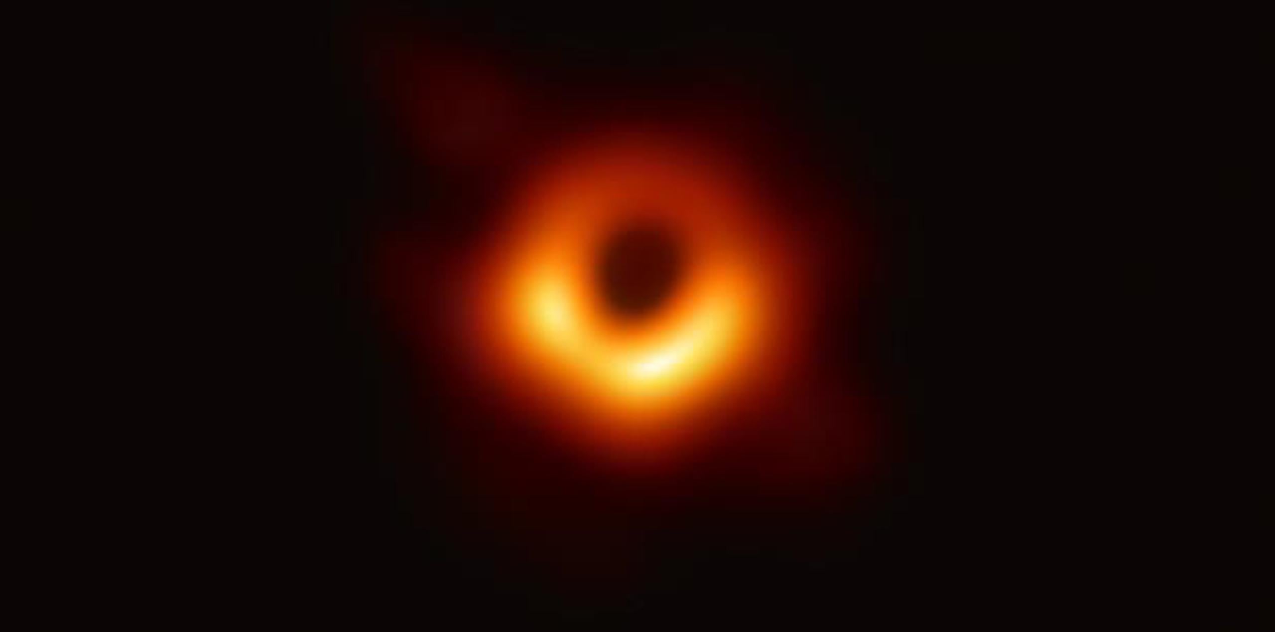 Los más de 200 científicos en el equipo EHT pudieron captar dentro de la imagen de la nube de gas caliente y brillante que lo rodea la silueta del gigantesco agujero negro ubicado en el centro de Messier 87, una galaxia a casi 55 millones de años luz de la Tierra. (EFE)