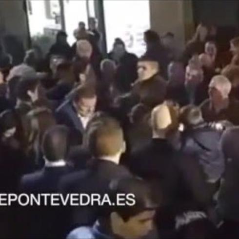 Adolescente le da un puño a jefe de gobierno español