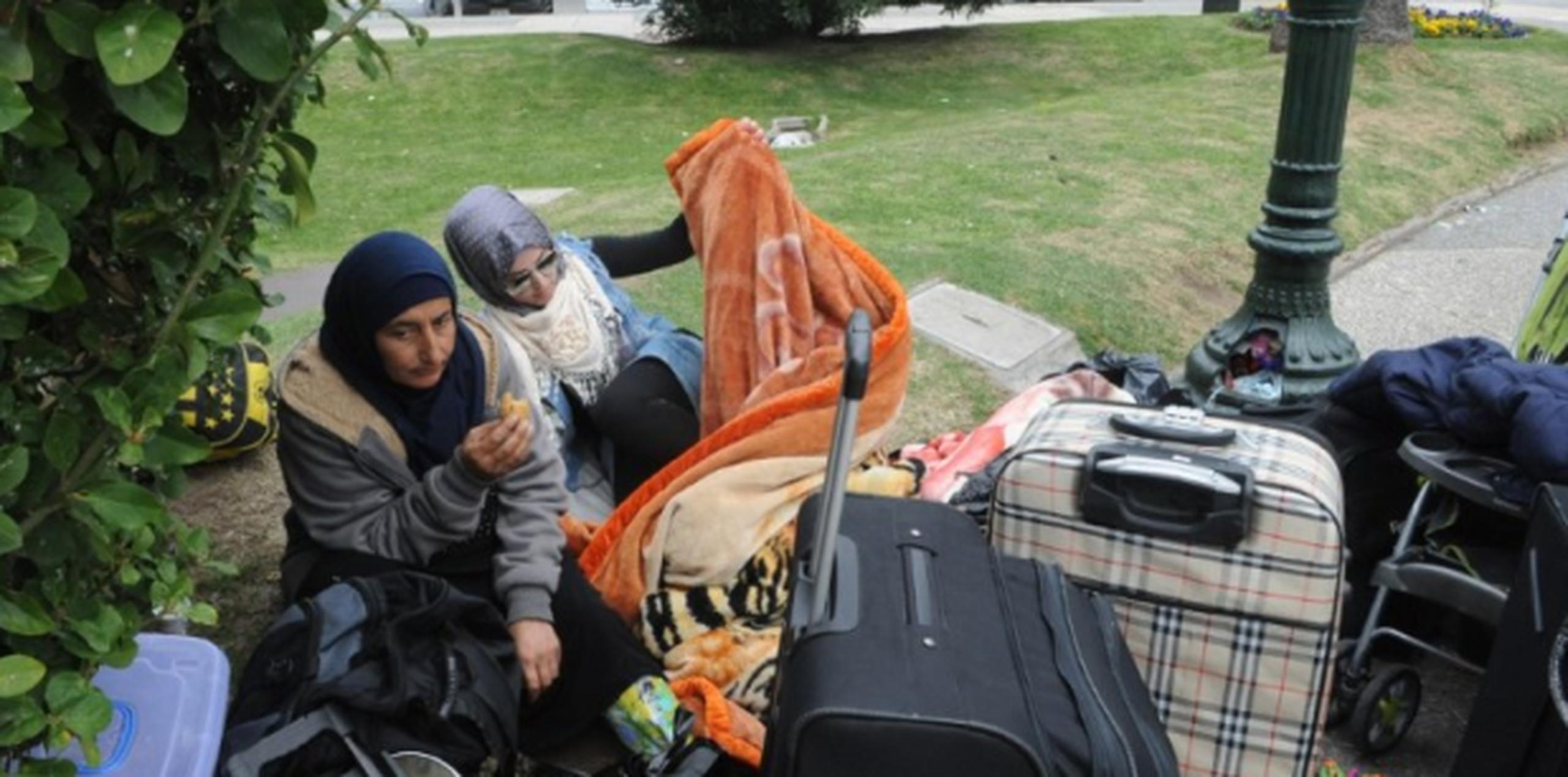 Maletas en mano, las familias sirias insisten en que solamenmte acepatrán ser llevadas al aeropuerto de Uruguay para que las lleven a Líbano o Siria. (AFP)