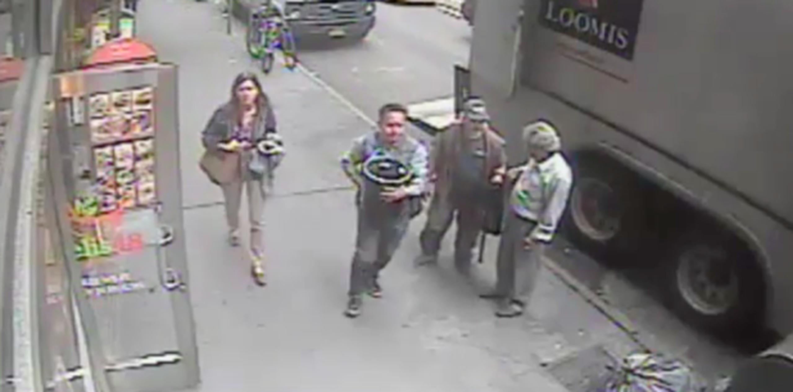 La Policía publicó un vídeo de vigilancia del hombre con la esperanza de dar con su paradero. (YouTube / Captura)