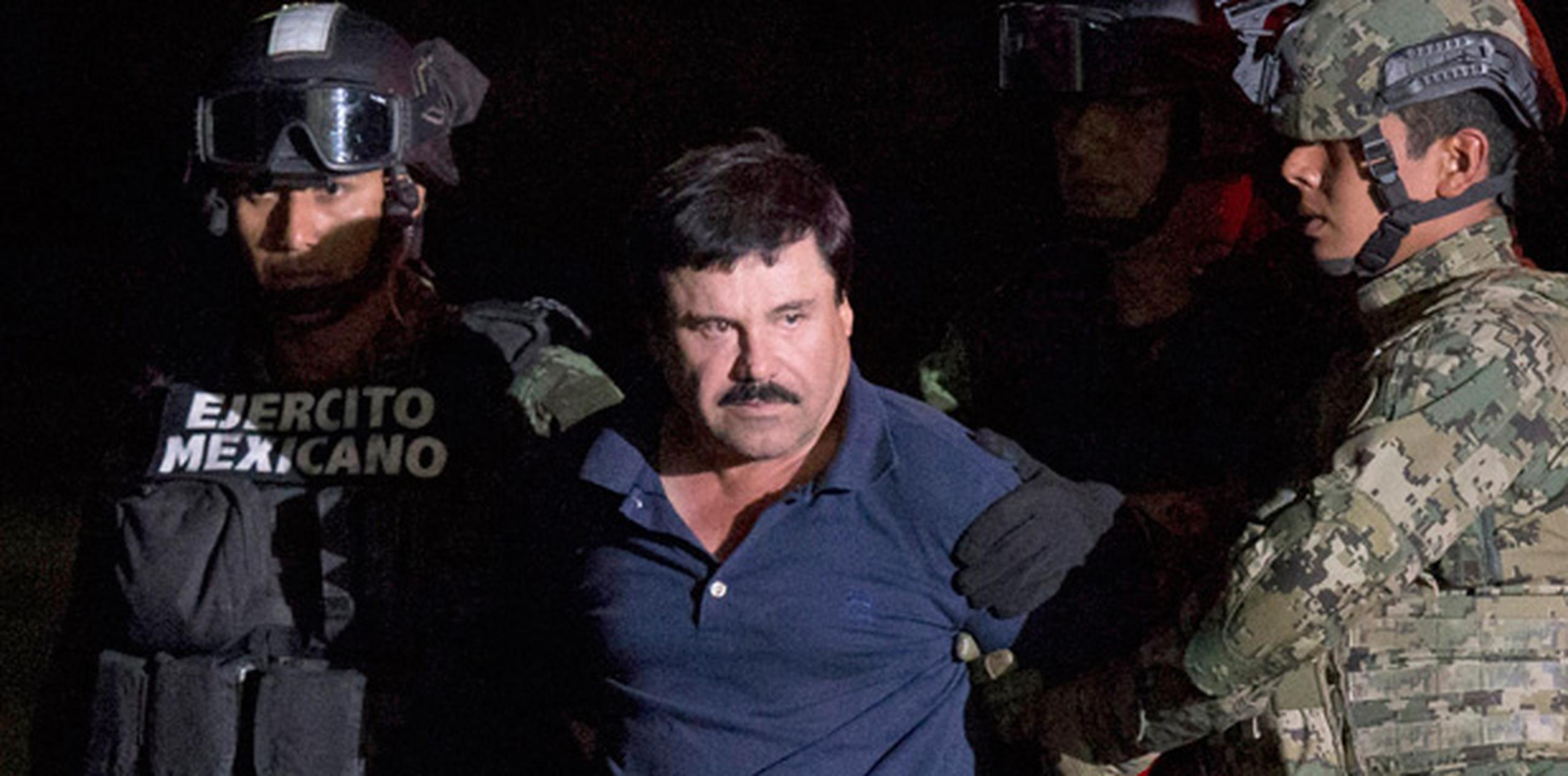 "El Chapo" se escapó por primera ocasión de una cárcel mexicana en 2001. Fue recapturado en 2014, sólo para volver a escaparse de su encierro en el Altiplano el año siguiente a través de un túnel de una milla que fue cavado del piso de la ducha en su celda. (AP)