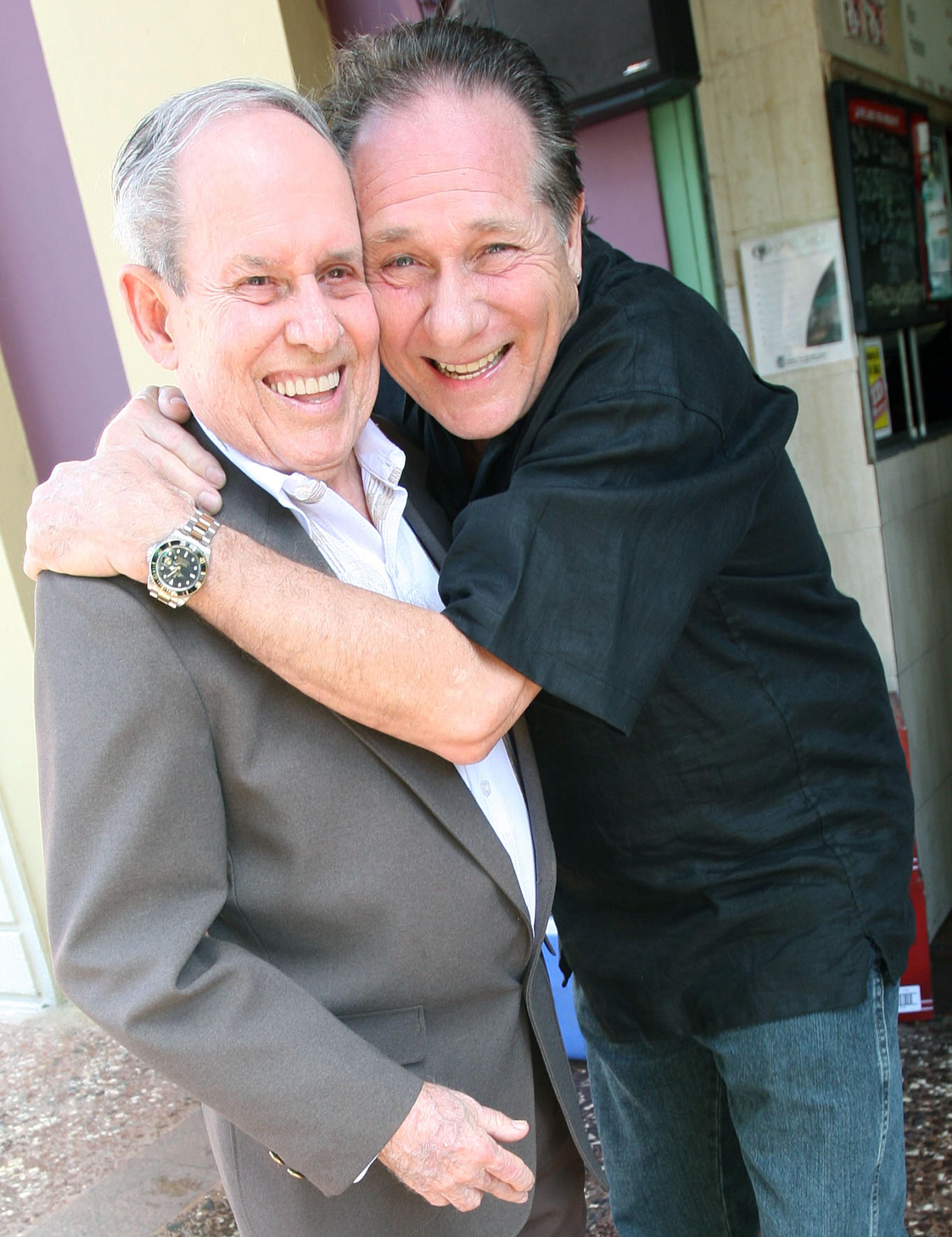 Marianito junto a su padre, don Mariano Artau, en ocasión del 70 aniversario de su carrera radial.
