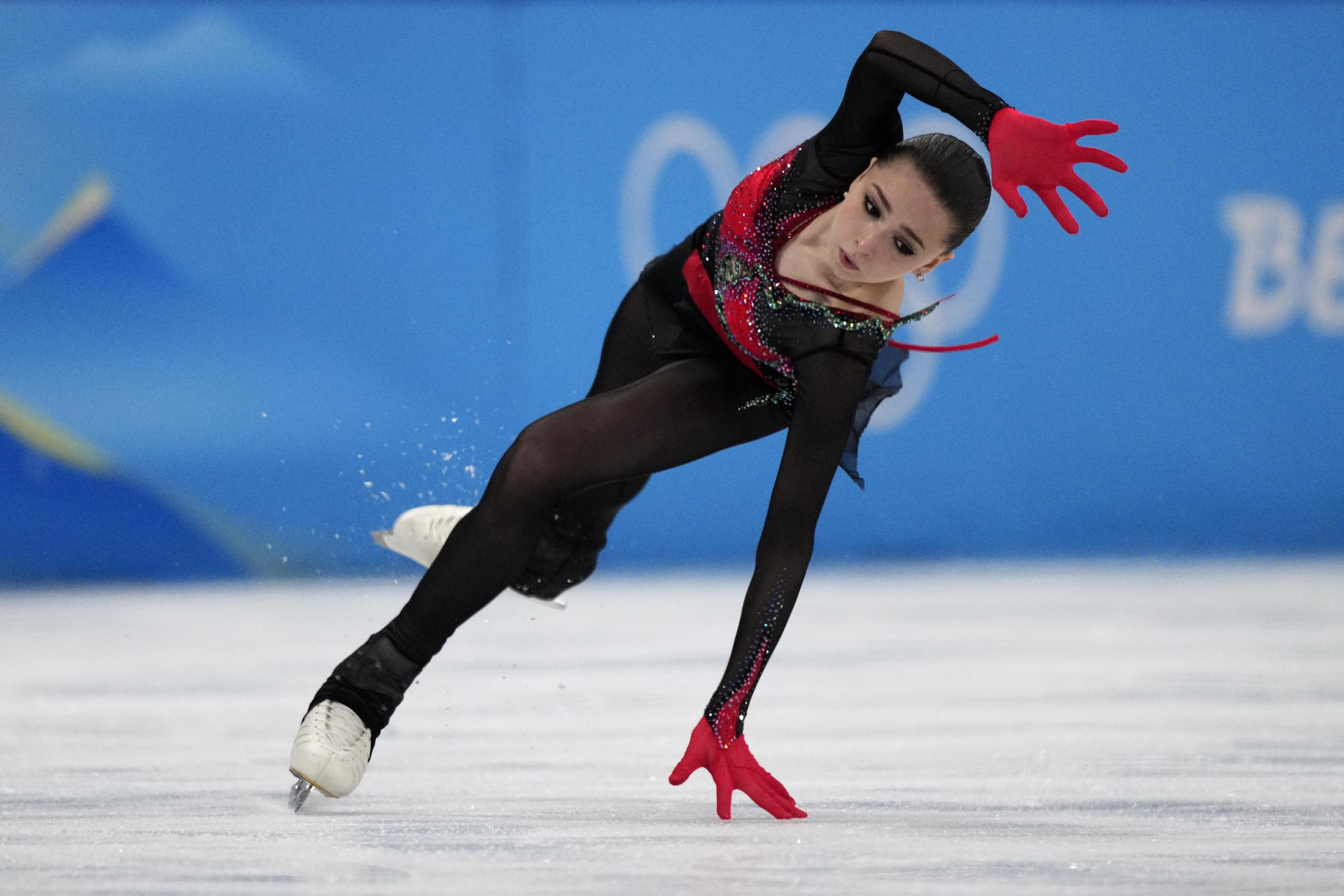 La rusa Kamila Valieva sufre una caída en el patinaje artístico femenino de los Juegos Olímpicos de Invierno de Pekín.