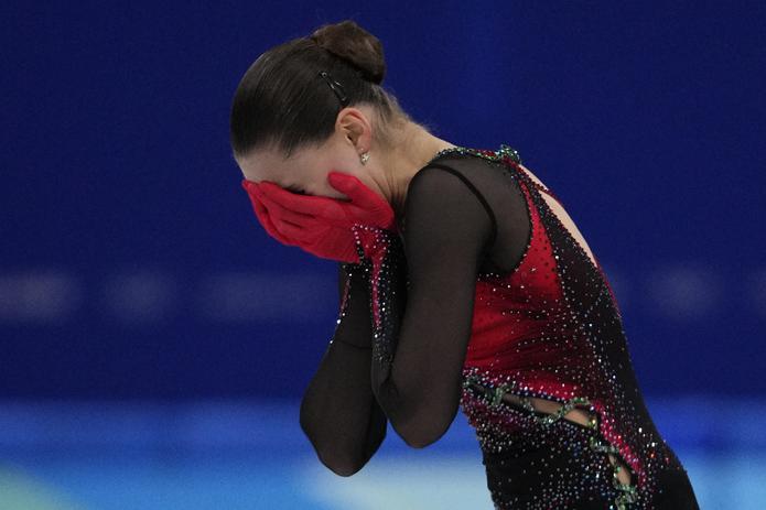 Kamila Valieva sale del hielo con el rostro cubierto luego de cometer errores en su rutina, los que eventualmente su ausencia del podio en patinaje artístico individual.