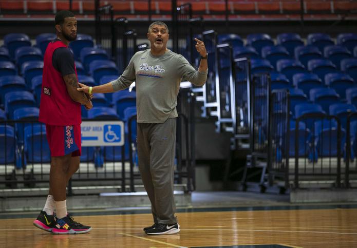 El técnico del equipo nacional de baloncesto de Puerto Rico, Eddie Casiano, elogió la actitud y la atmósfera creada por los jugadores jóvenes convocados para la preselección. Aquí aparece junto a Chris Ortiz.