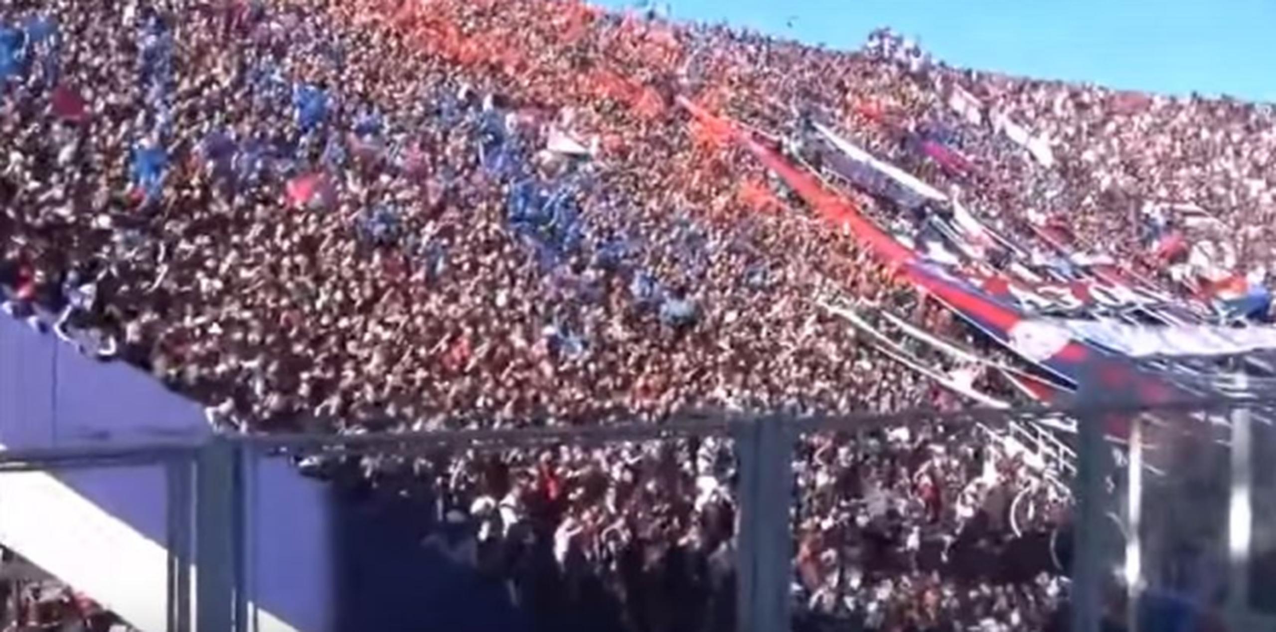 La afición del San Lorenzo cantó el tema modificado durante un partido. (Foto/Captura)
