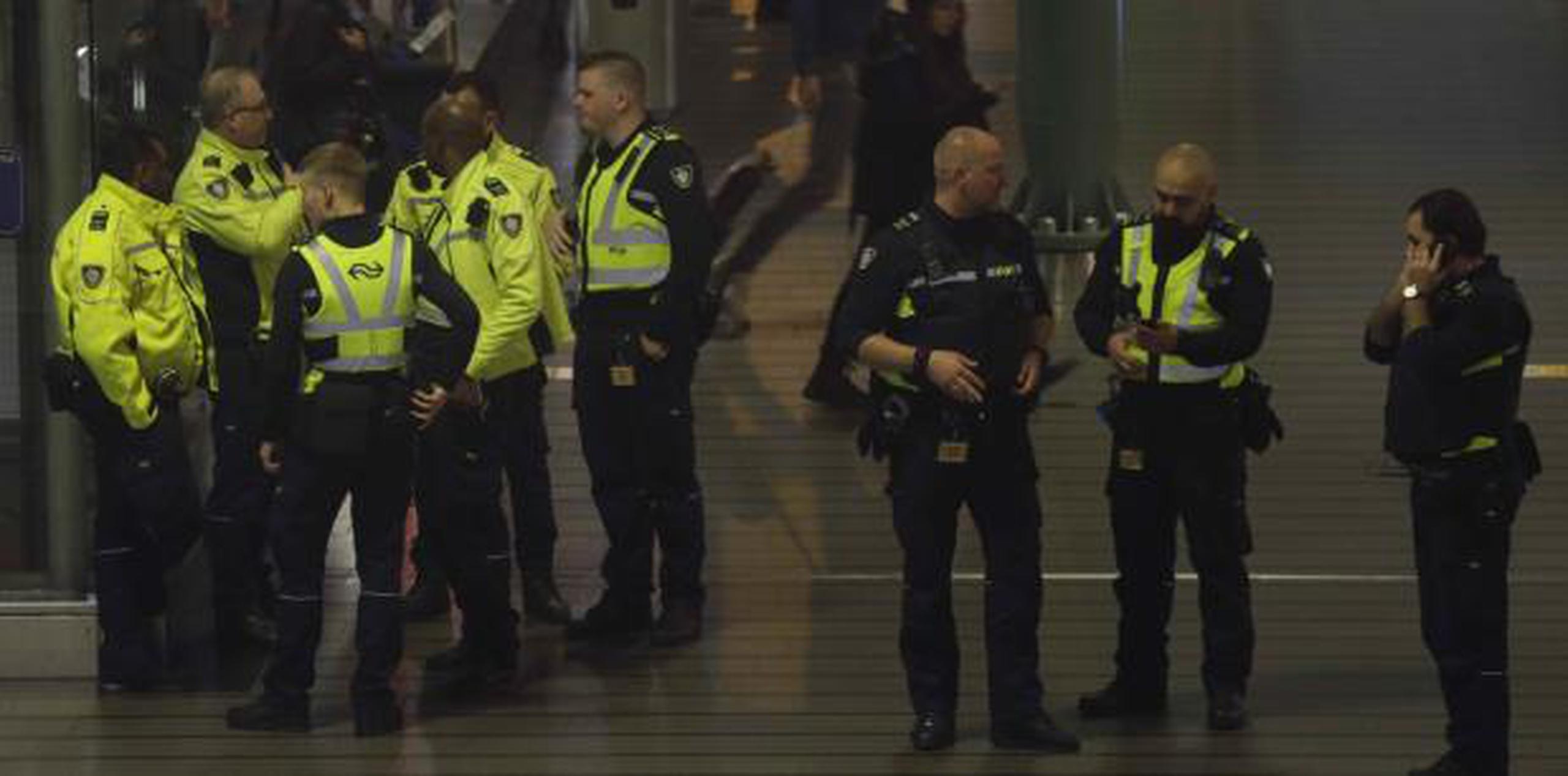 La alerta detonó una enorme operación de seguridad en el aeropuerto Schiphol. (AP / Peter Dejong)