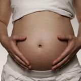 Directora de los CDC recomienda a embarazadas vacunarse contra COVID-19