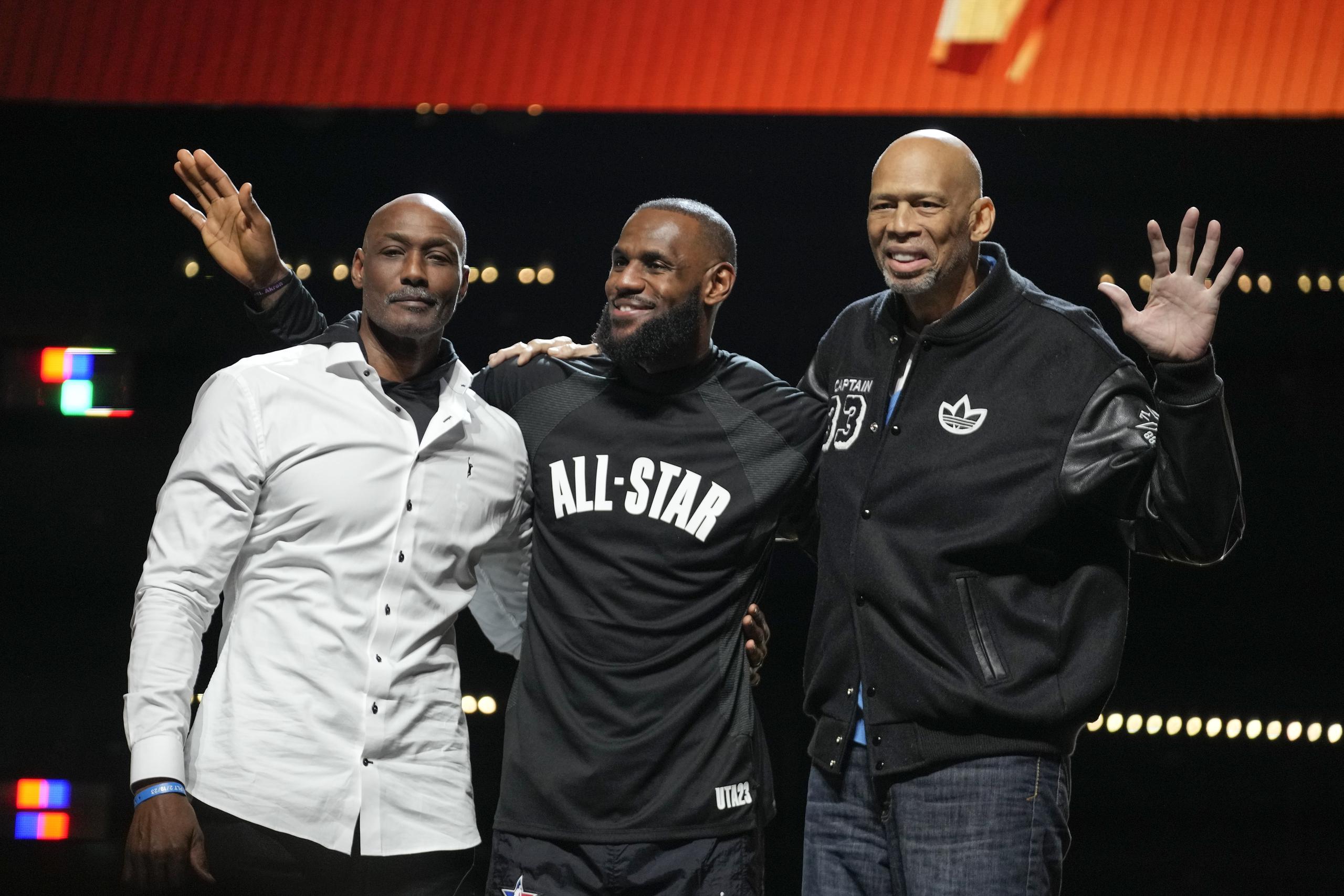 En esta foto aparece Karl Malone junto a LeBron James y Kareem Abdul-Jabbar, respectivamente el tercero, primero y segundo en la lista de los mejores anotadores en la historia de la NBA.