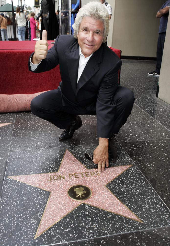 El productor Jon Peters con su estrella en el Paseo de la Fama de Hollywood.
