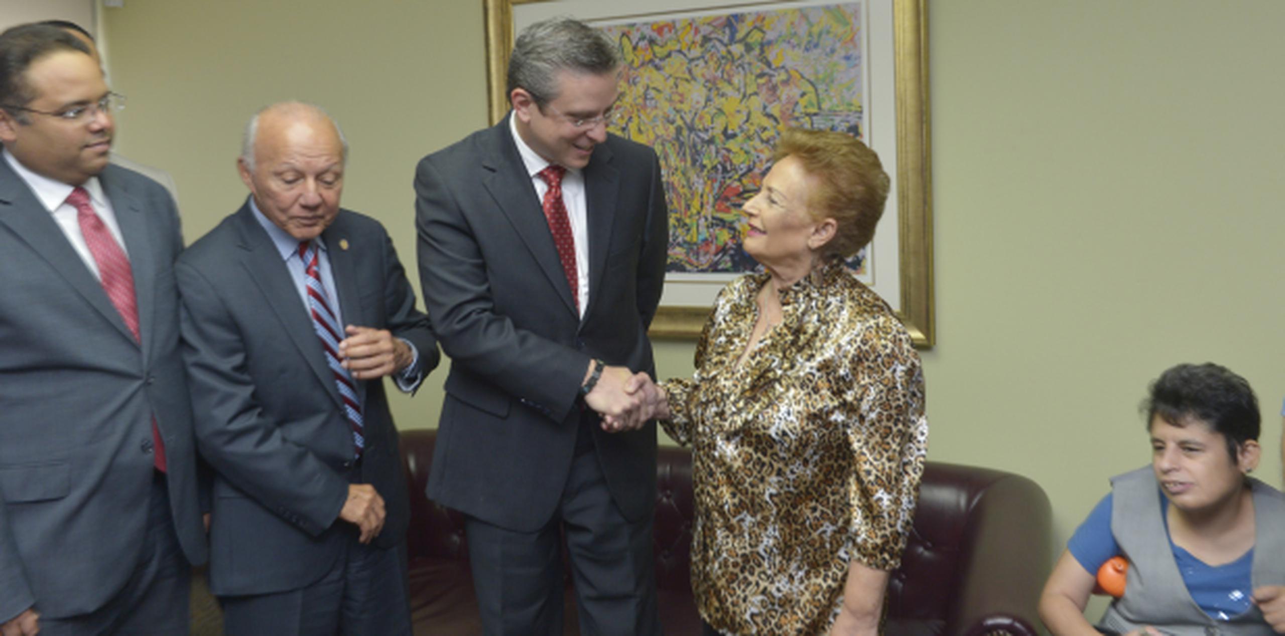 "Me siento sumamente orgulloso y contento por la firma de este acuerdo", dijo el gobernador Alejandro García Padilla, aquí con Rosa Lydia Vélez, su hija Isamar, y los secretarios de Educación, Rafael Román y Justicia, César Miranda. (ismael.fernandez@gfrmedia.com)