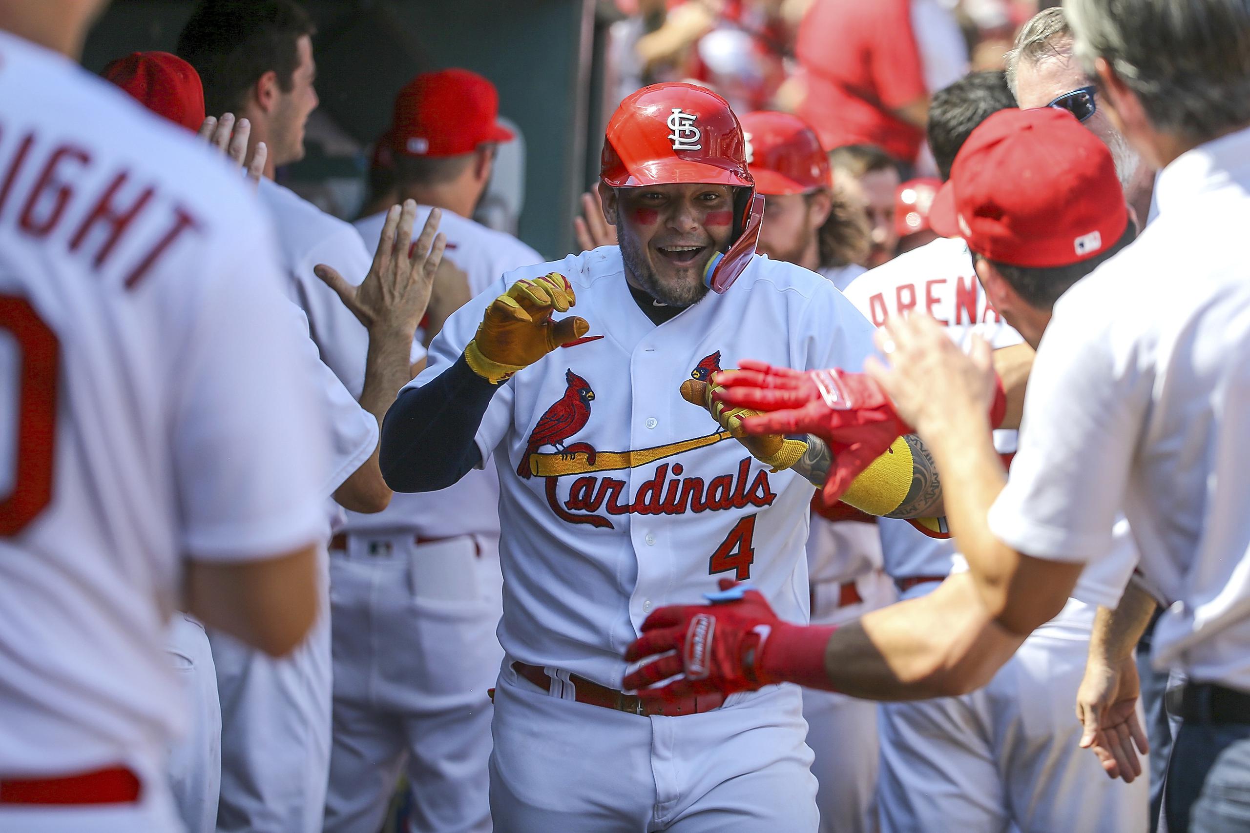 El puertorriqueño Yadier Molina festeja en el dugout de los Cardinals de San Luis tras conectar un jonrón de dos carreras frente a Cincinnati el sábado.