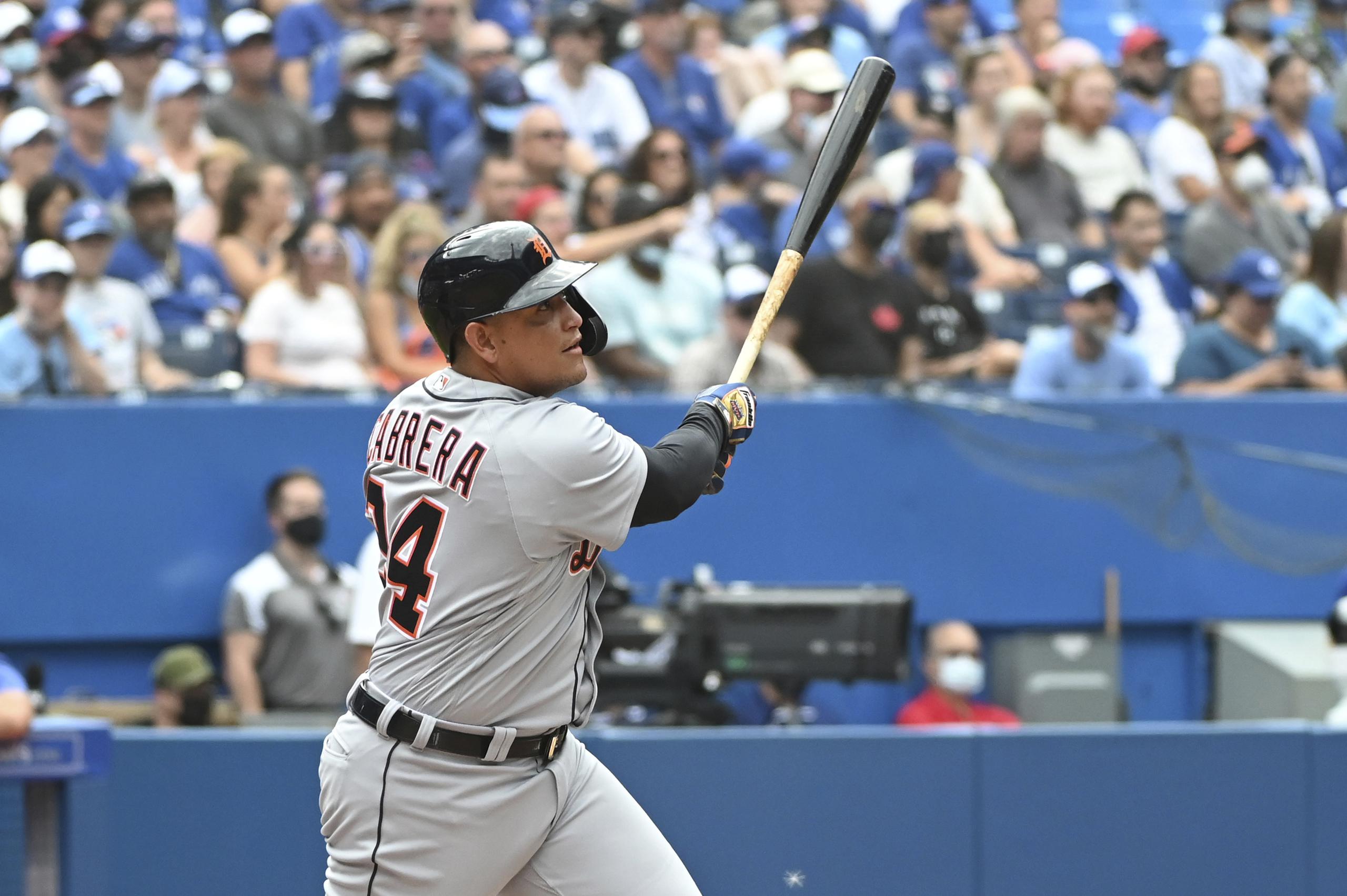 Miguel Cabrera de los Tigers de Detroit observa la trayectoria de su jonrón 500 en las Grandes Ligas durante el juego contra los Blue Jays de Toronto.