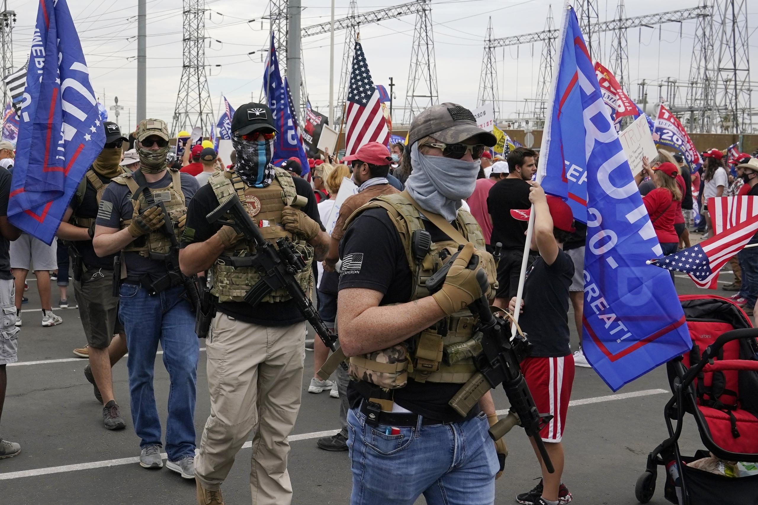 Manifestantes armados frente a una oficina electoral en Phoenix, Arizona, el 6 de noviembre del 2020.