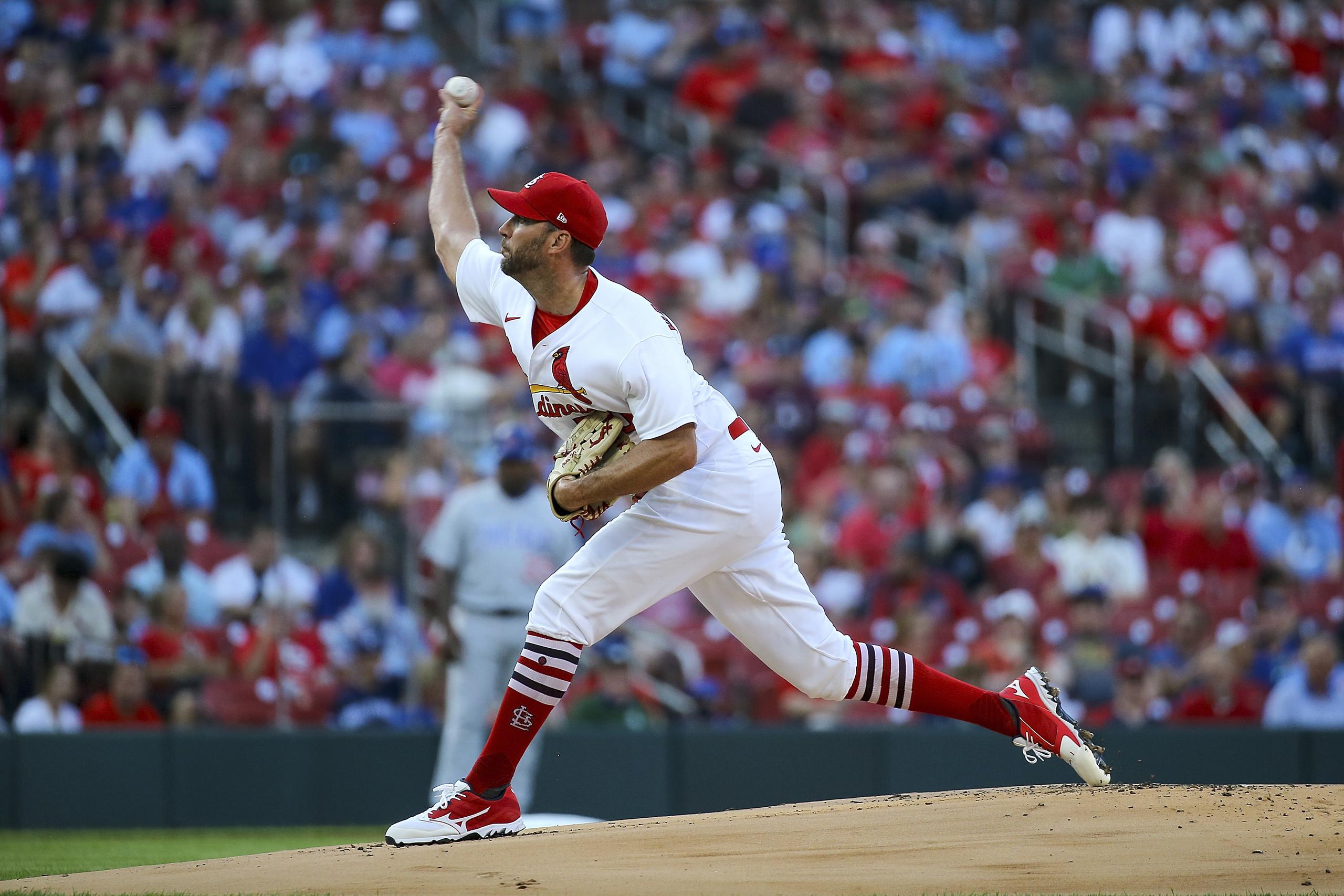 El derecho Adam Wainwright, de los Cardinals de San Luis, realiza un lanzamiento a su compañero de batería, Yadier Molina, durante el choque del martes ante los Cubs de Chicago.