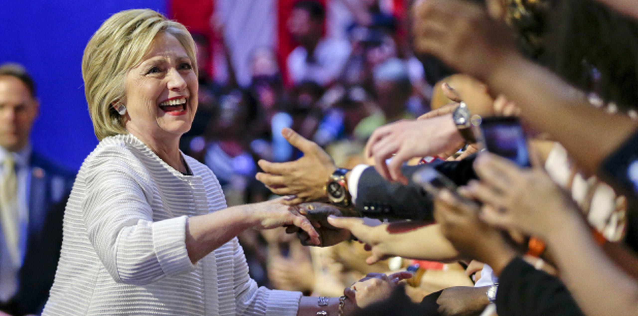Clinton celebra con partidarios el alcanzar los delegados para ser la nominada demócrata a la Casa Blanca. (AP)