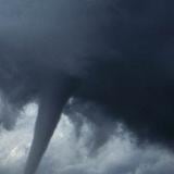 Video: Tornado levanta automóvil en una carretera de Rhode Island