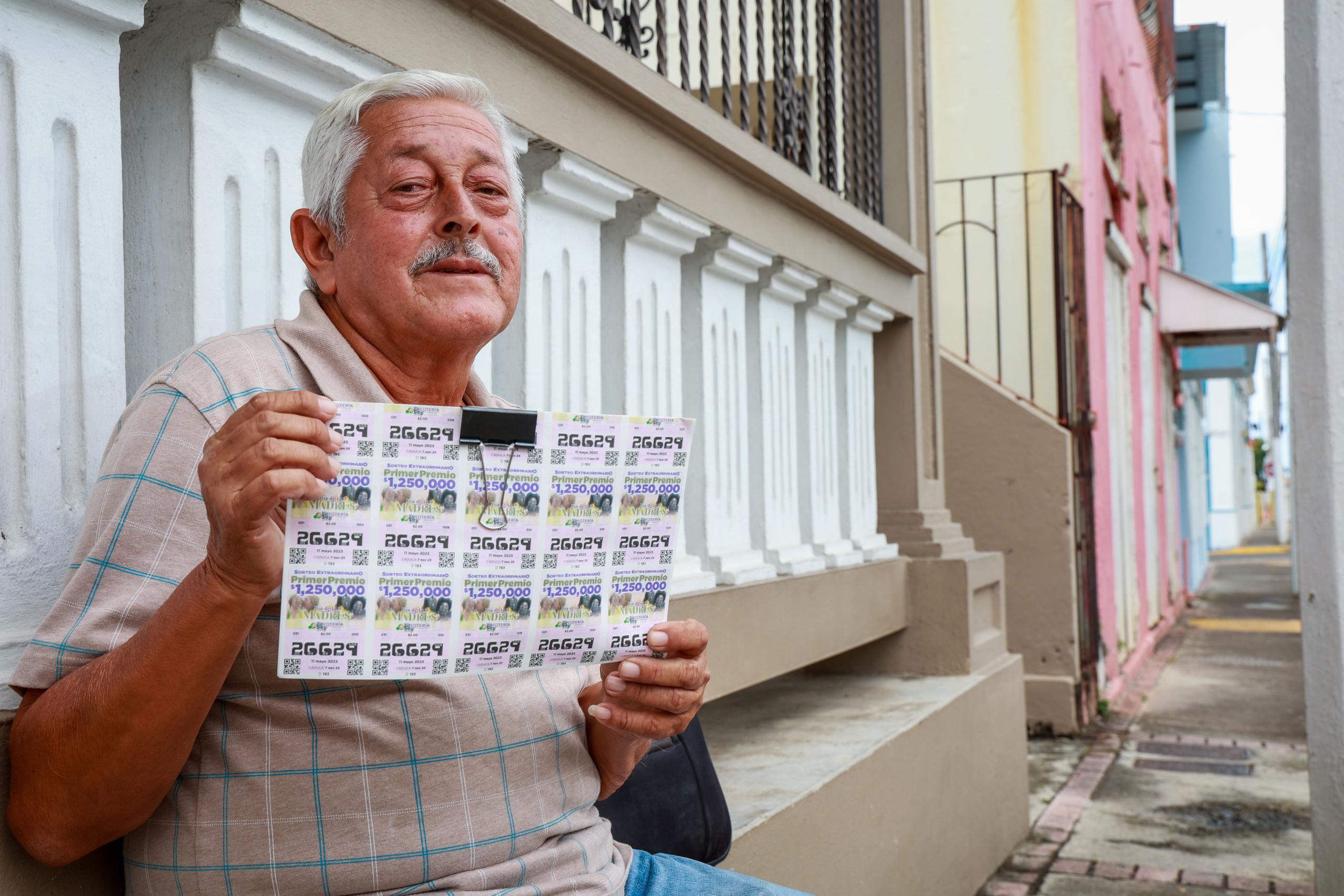 De 15 hermanos, don Ángel Luis Burgos se enorgullece diciendo que se dedicó a vender billetes, como un tío suyo.