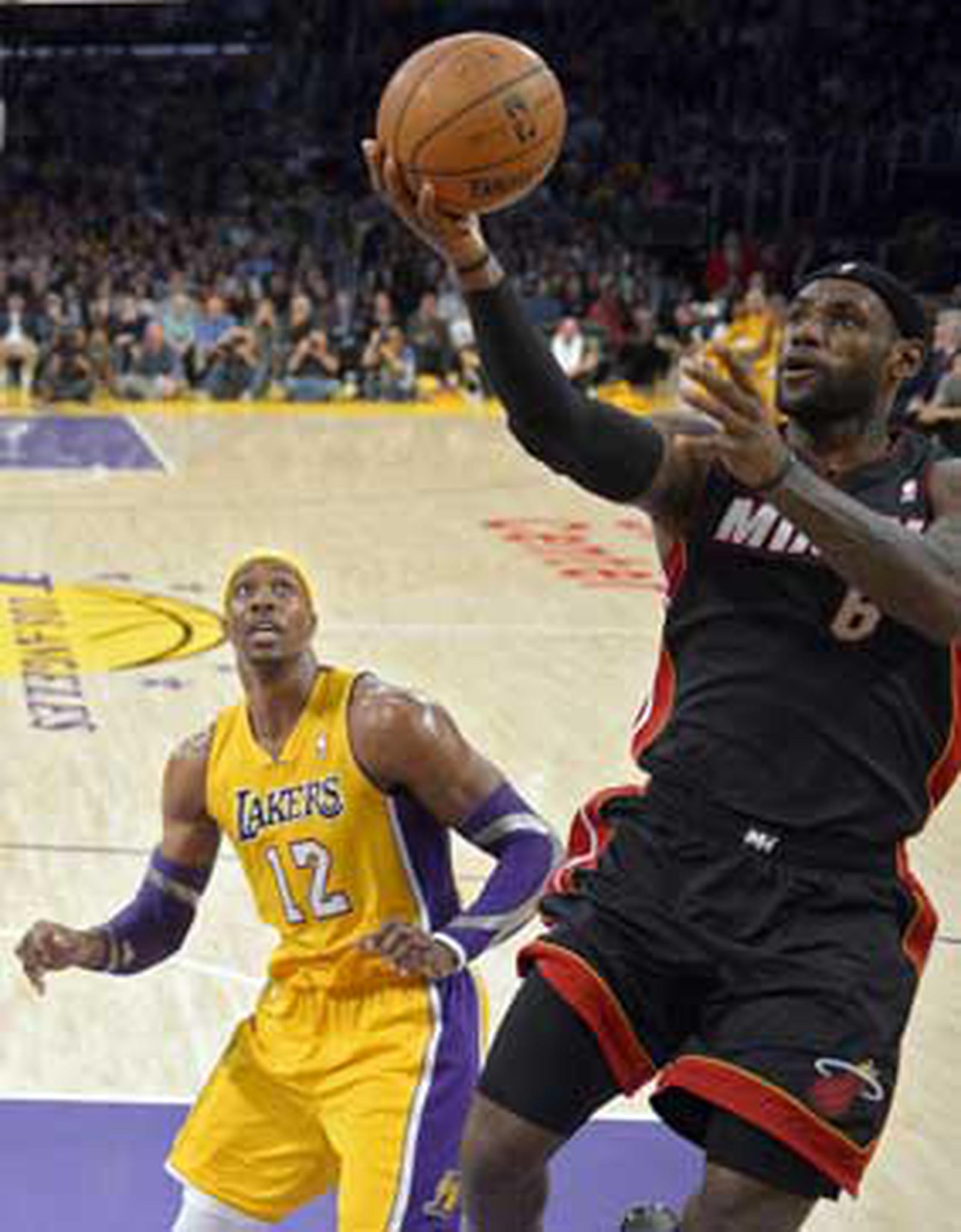 LeBron James encestó 39 puntos en el partido contra los Lakers.  (AP /Mark J. Terrill)