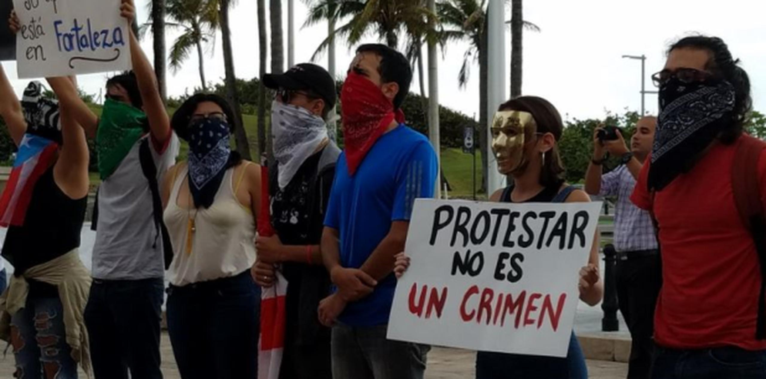 Algunos estudiantes, que portan cartelones con diferentes mensajes, como “Protestar no es un crimen”, llevan su rostro totalmente cubierto, o con antifaces, mientras que varios optaron por llevarlos pintados. (Twitter / Nydia Bauzá)