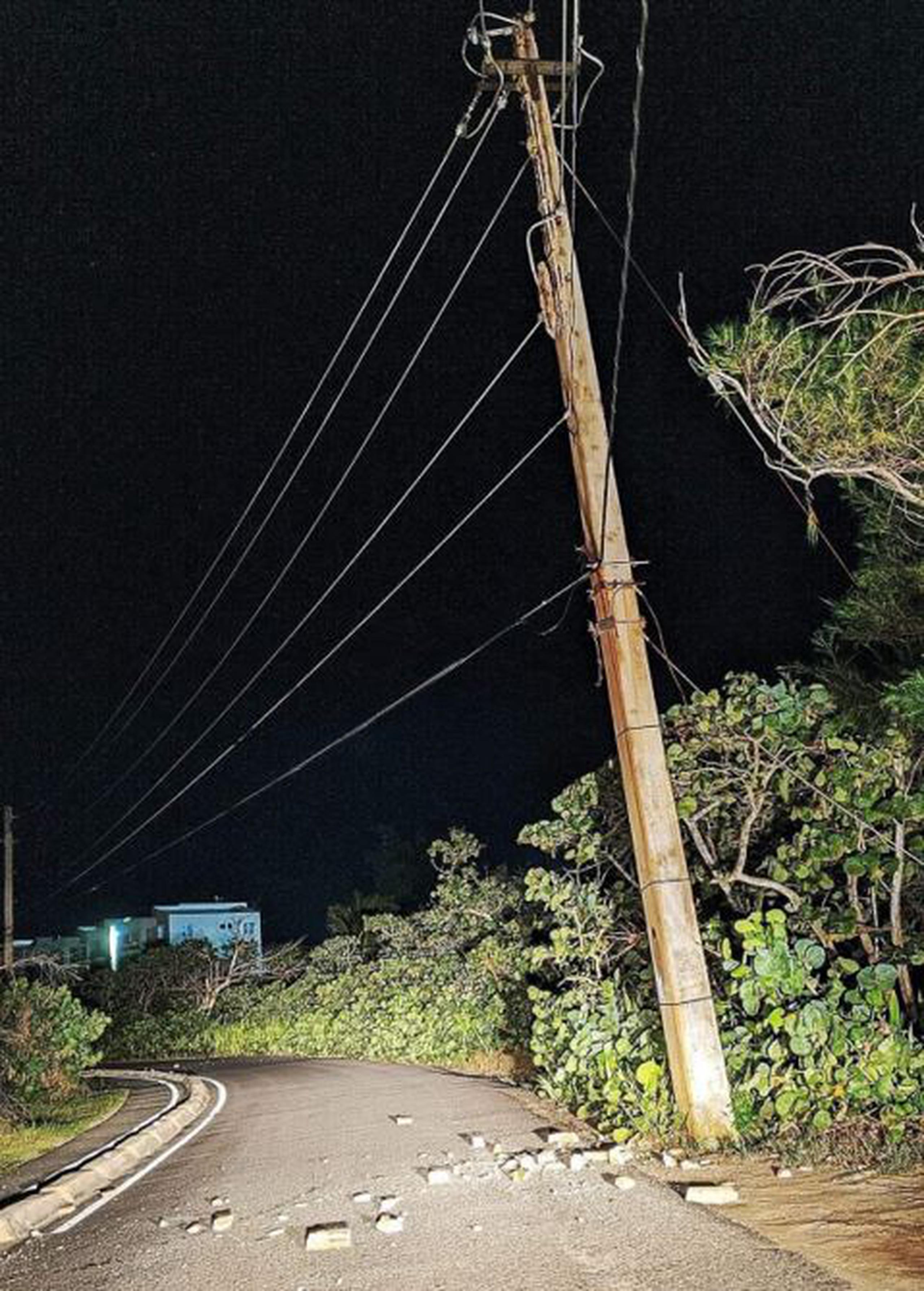 En Isabela, se reportó el desprendimiento de varios pedazos de dos postes de cemento en la Playa Villa Pesquera. No se reportó ninguna persona afectada. (Facebook/SVERI Rescate Isabela)