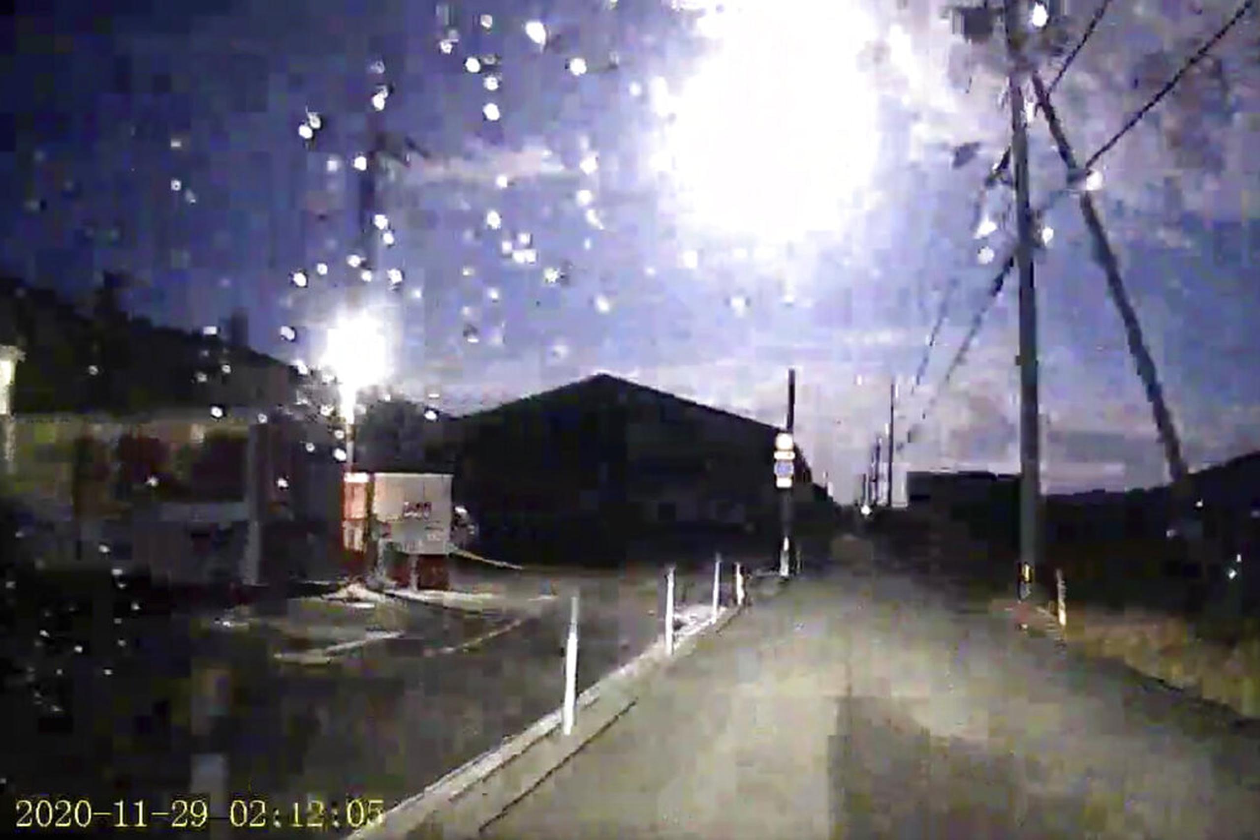 Esta imagen tomada de una grabación muestra el meteoro sobre una calle en la prefectura de Tokushima, en el suroeste de Japón.