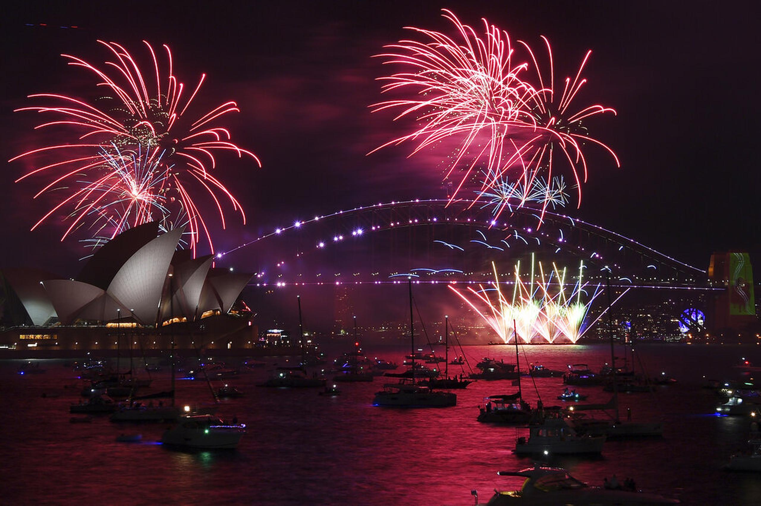 Fuegos artificiales marcaron el comienzo de la celebración de Nochevieja este viernes en Sydney, Australia.