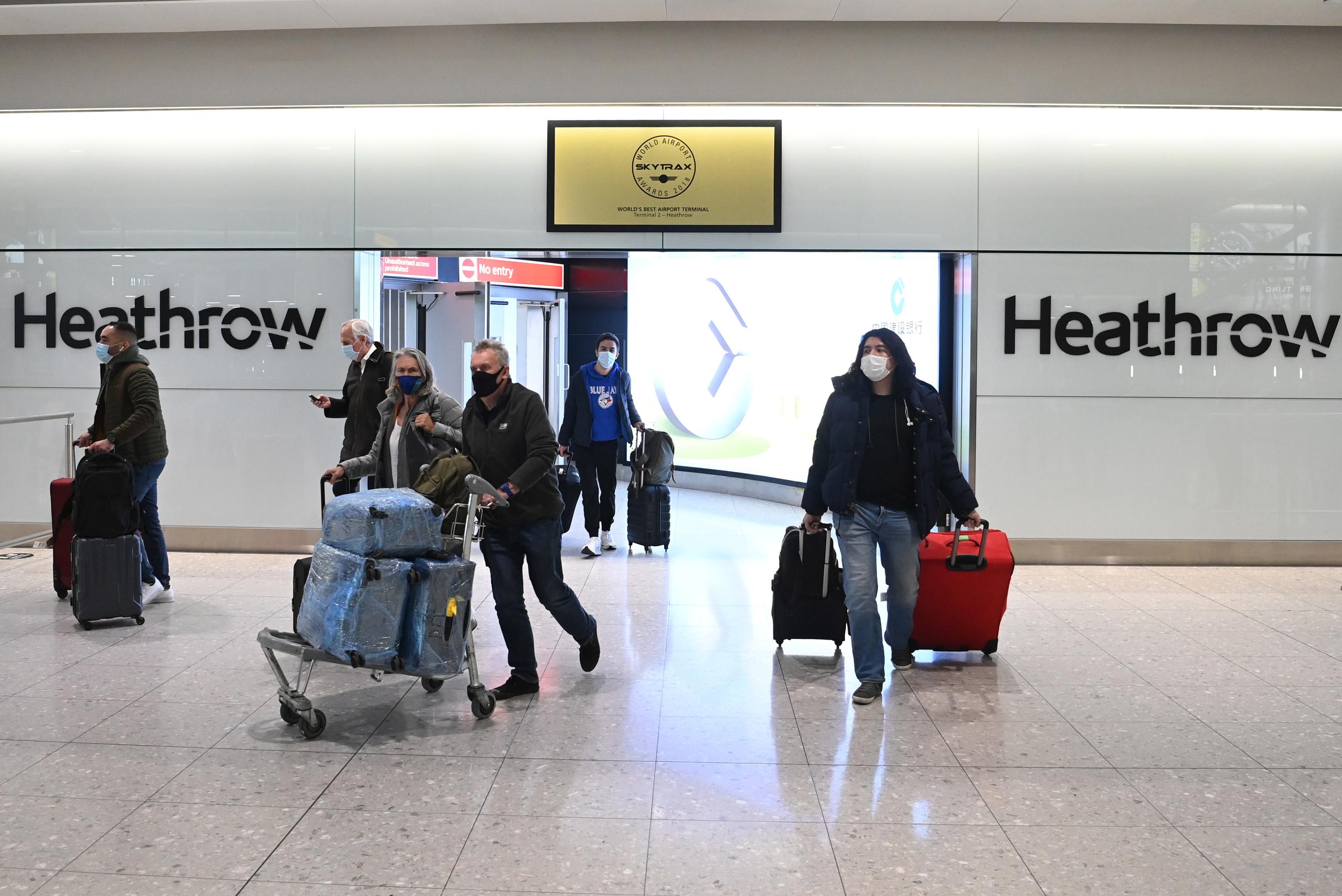 El aeropuerto de Gatwick pidió hoy a los pasajeros, en su cuenta de Twitter, que lleguen con bastante antelación a la terminal aérea - el menos dos horas antes para los vuelos europeos y tres para los de larga distancia-.