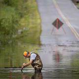 Inundaciones dejan ocho muertos y decenas desaparecidos en Tennessee