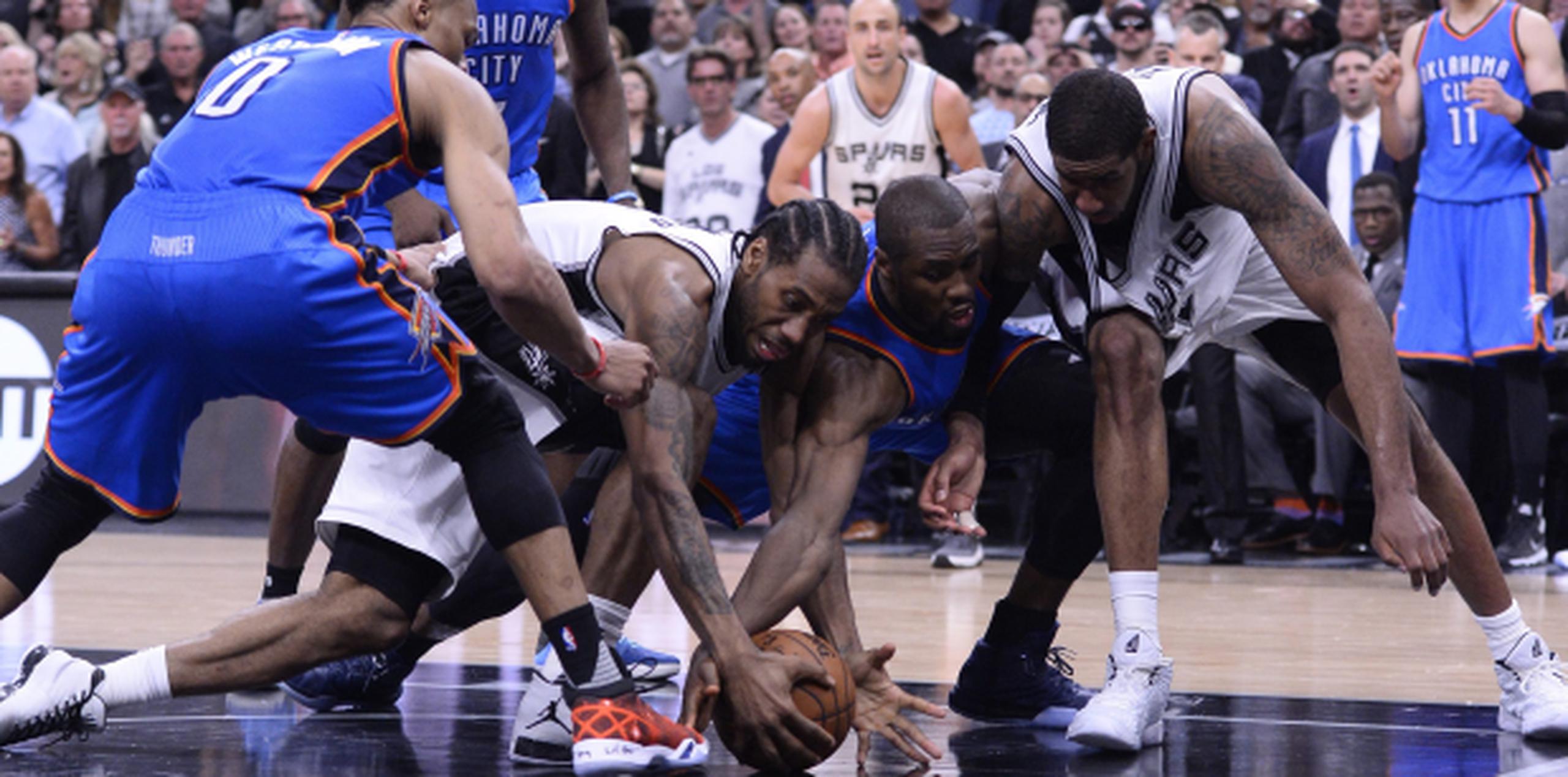 ¿Es la lucha libre? No, es un juego de playoffs entre los Spurs y el Thunder. (EFE)