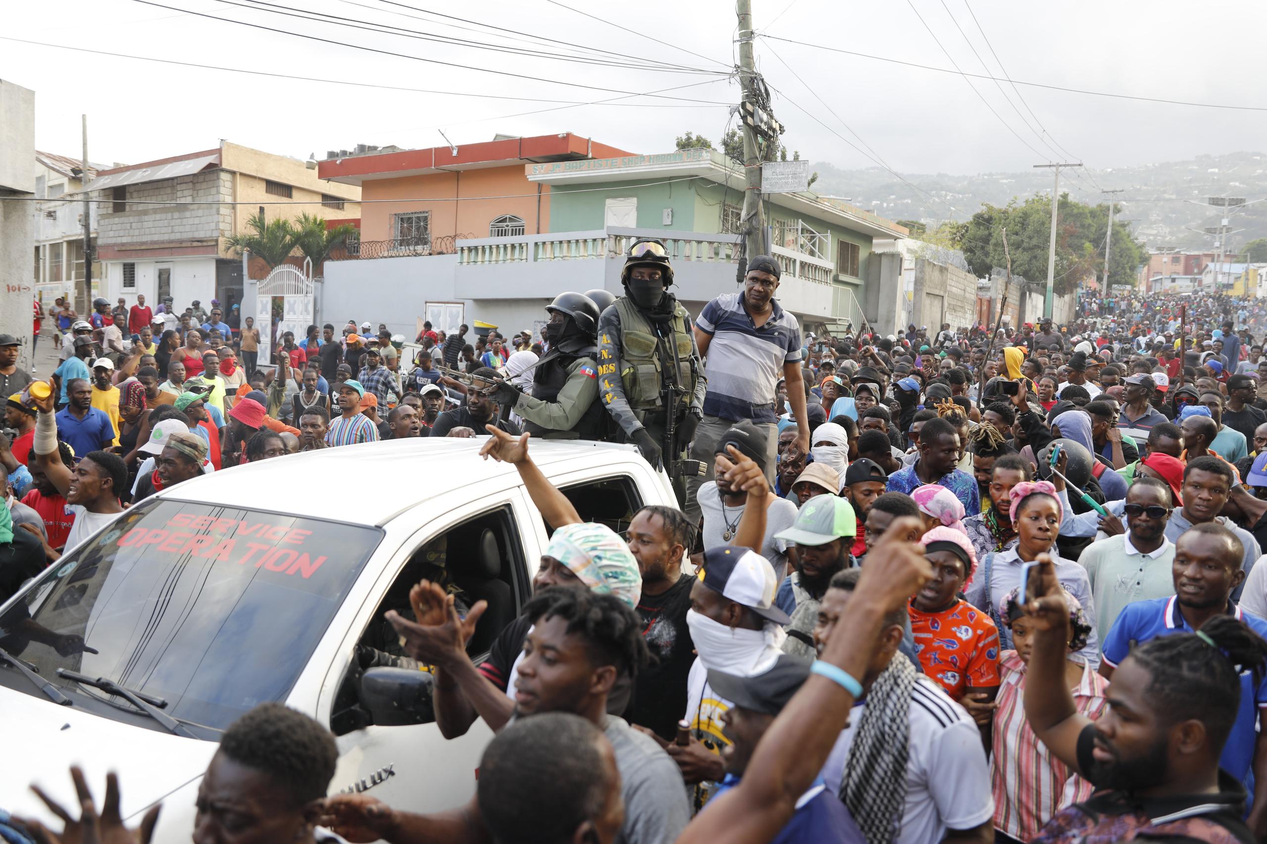 El martes se organizaron protestas de mayor envergadura, el mismo día en que el ex líder rebelde Guy Philippe, apareció por sorpresa en Puerto Príncipe.