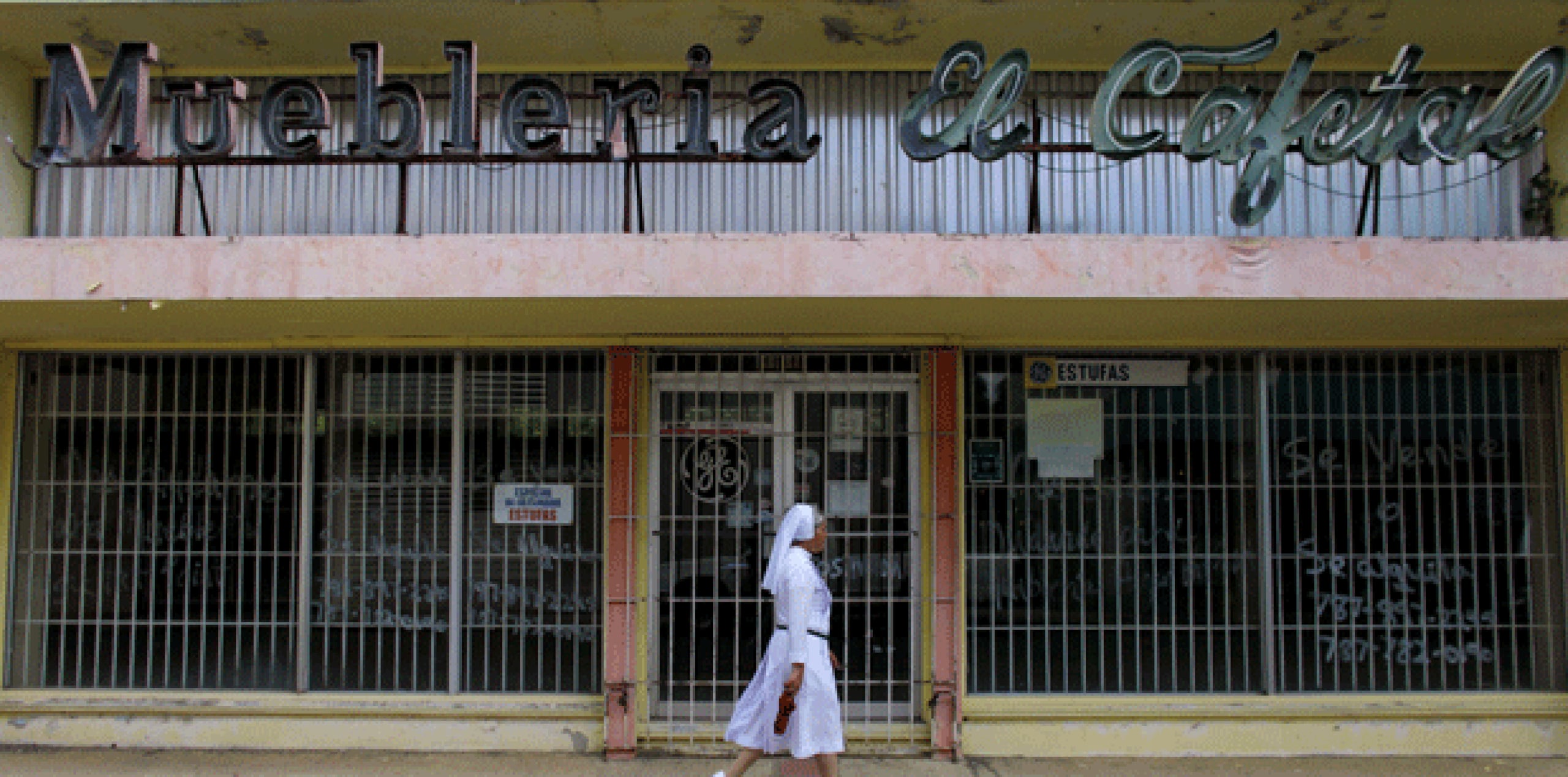Esta ciudad de unos 30,000 habitantes ha perdido más residentes que ninguna otra municipalidad puertorriqueña en los últimos cuatro años y tiene la segunda tasa de desempleo más alta de la isla, 22%. (AP Photo/Ricardo Arduengo)