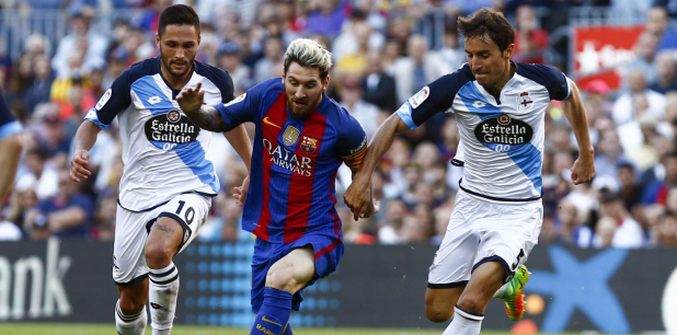 Leo Messi lucha entre el delantero rumano del RC Deportivo de la Coruña Florin Andone y el centrocampista Pedro Mosquera durante el partido. (Agencia EFE)