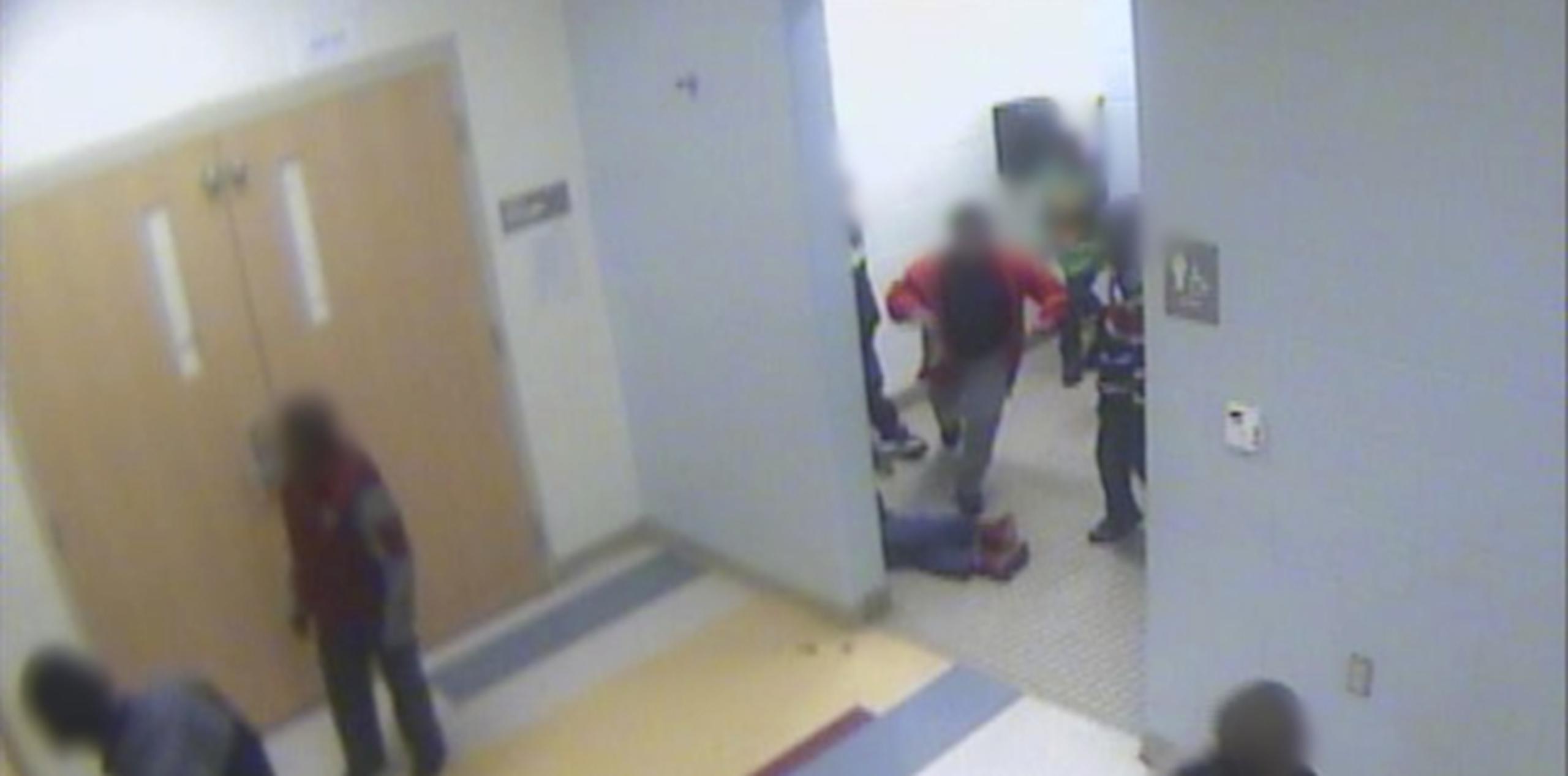 Según el distrito escolar de Cincinnati, el chico dijo al personal de la escuela que se había desmayado, nunca dijo que lo habían acosado o asaltado.  (AP)