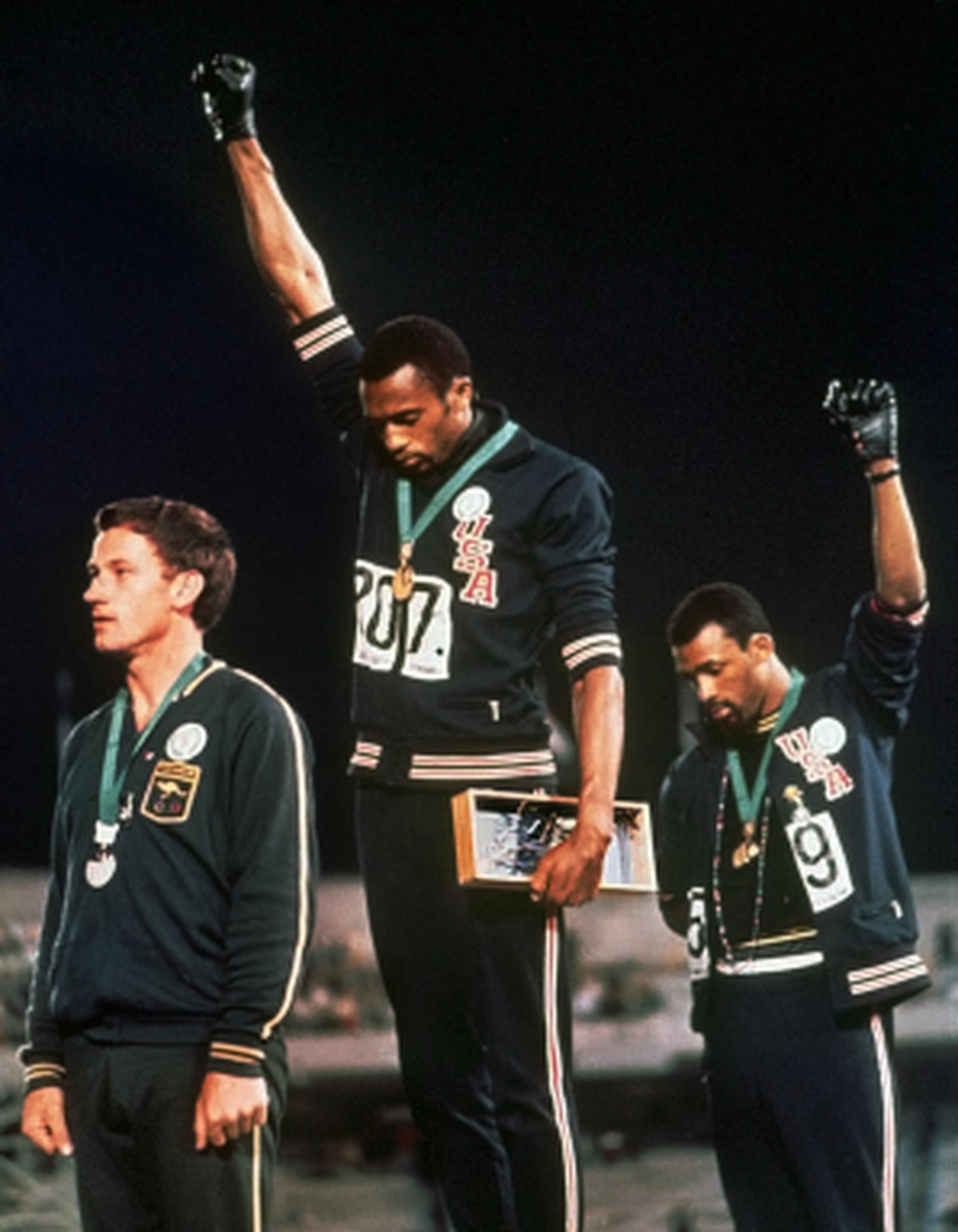 Los velocistas Tommie Smith y John Carlos alzaron sus puños con guantes negros durante el himno de Estados Unidos en los Juegos Olímpico de Ciudad de México en 1968. (Prensa Asociada)