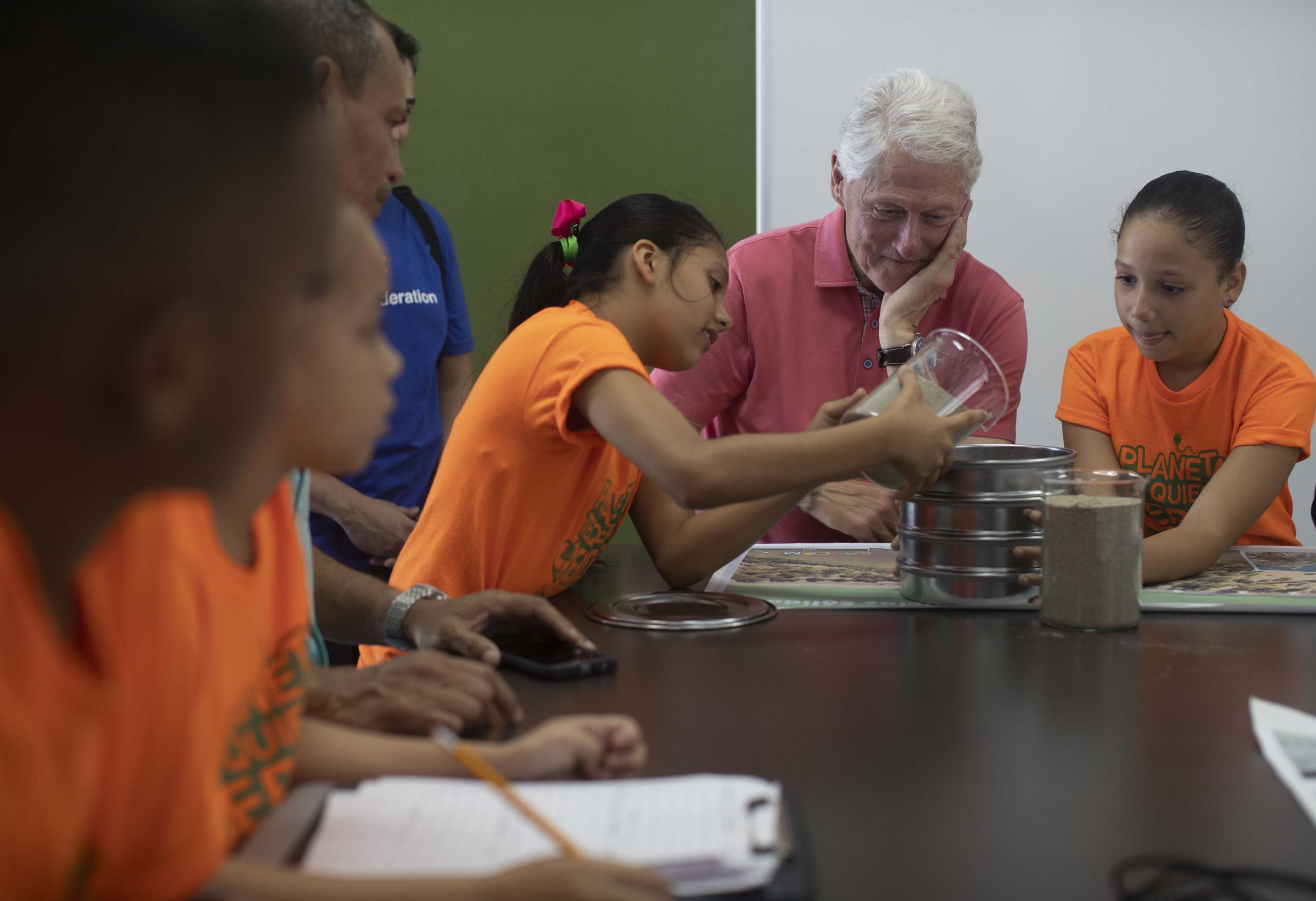 Como parte de los trabajos anuales de la Fundación Clinton, el expresidente visitó la organización sin fines de lucro, Caras con Causa, en Cataño.