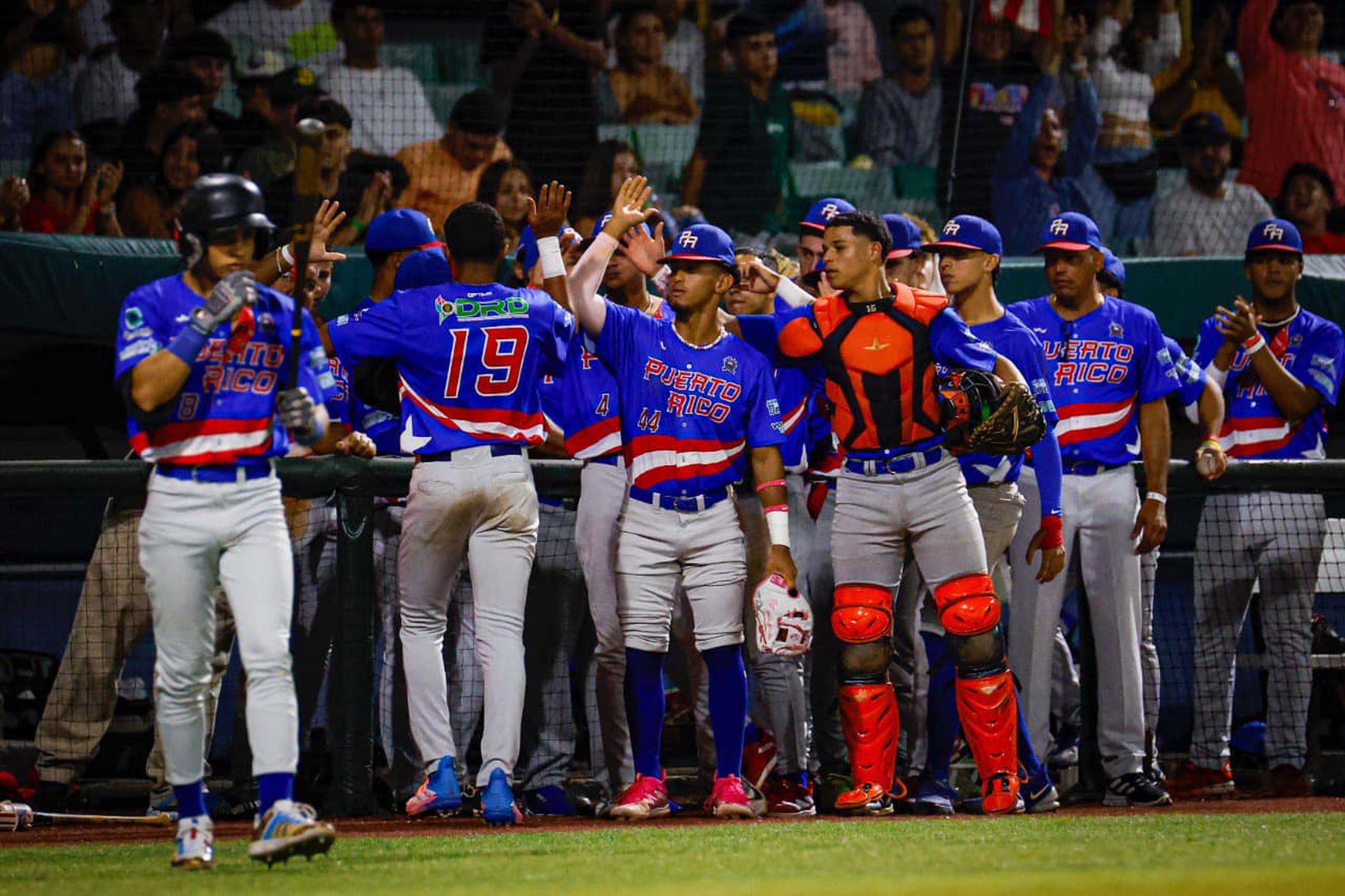 Puerto Rico celebra una de sus tres carreras ante Japón en el juego del Torneo Internacional de Academias de Béisbol que organiza el DRD.