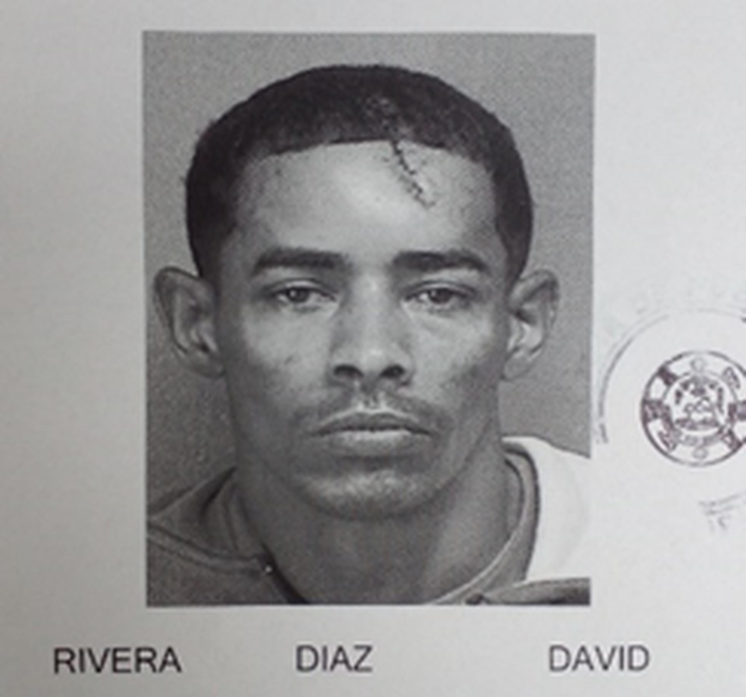 Las autoridades buscan a David Rivera Díaz, contra quien pesan dos órdenes de arresto por violación a la Ley de Armas y el hurto de un catalítico.