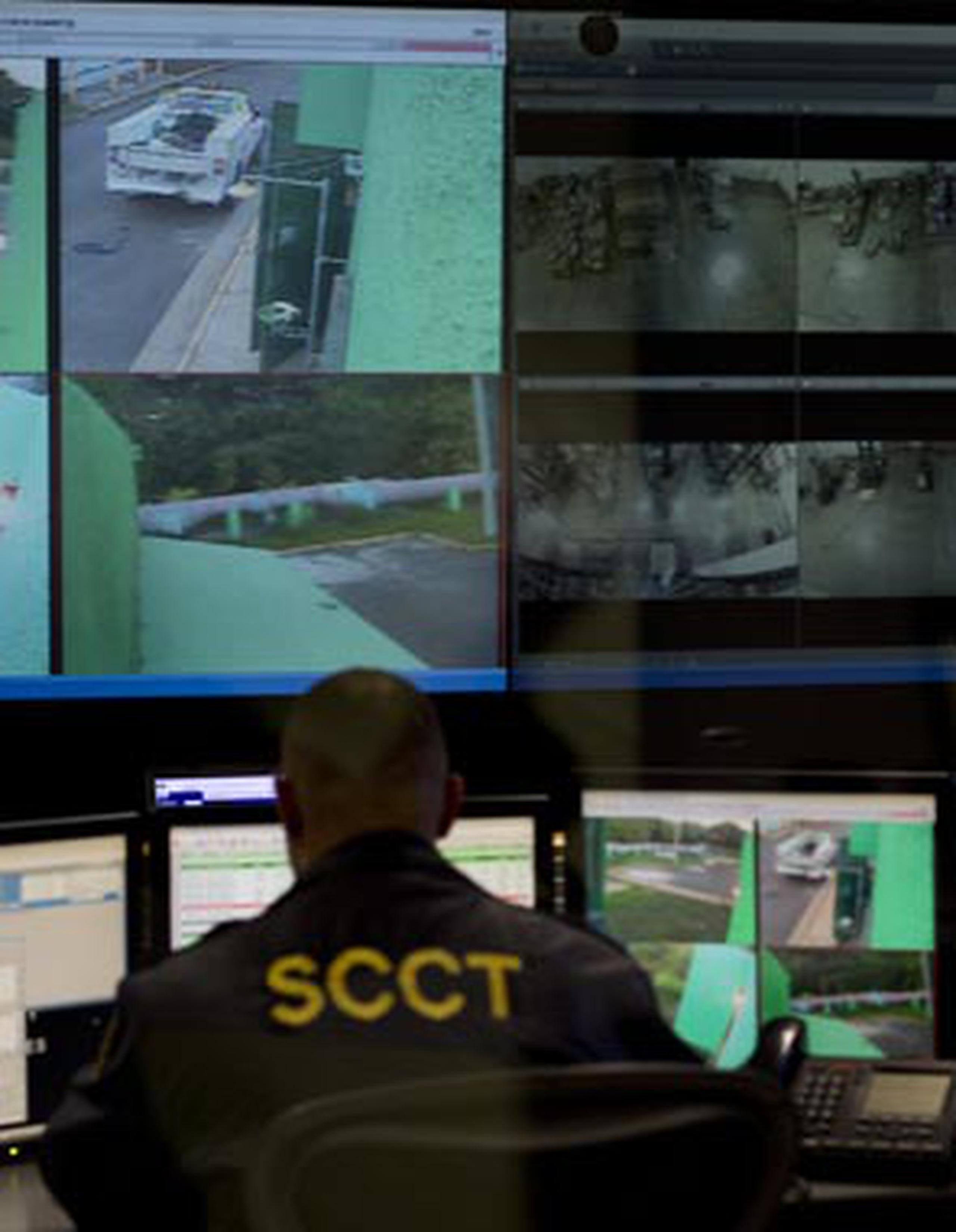 El sofisticado sistema de vigilancia se maneja desde una oficina ubicada en el área metropolitana de San Juan. Los operadores reciben las alertas a través de tres pantallas de 67 pulgadas  cada una. (xavier. araujo@gfrmedia.com)